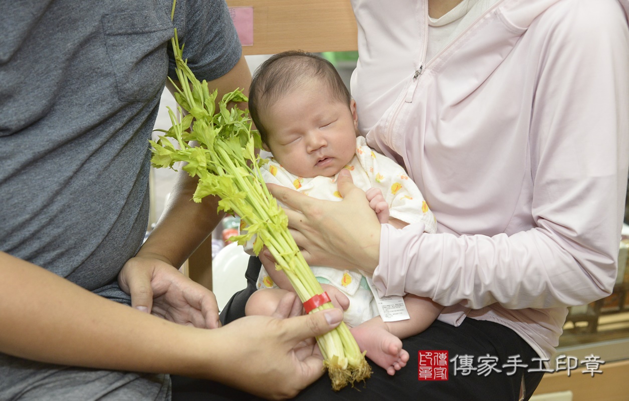 剃胎毛、滿月剃頭、嬰兒剃頭、嬰兒理髮、嬰兒剃髮、嬰兒剃胎毛、嬰兒滿月剃頭、寶寶剃頭、剃胎毛儀式、剃胎毛吉祥話、滿月剃頭儀式、滿月剃頭吉祥話、寶寶剃胎毛、寶寶滿月剃頭理髮、 新北市永和區剃胎毛、新北市永和區滿月剃頭、新北市永和區嬰兒剃頭剃胎毛、新北市永和區嬰兒理髮、新北市嬰兒剃髮、 張寶寶(新北市永和區嬰兒寶寶滿月剃頭理髮、嬰兒剃胎毛儀式吉祥話)。中國風會場，爸媽寶貝穿「日中韓」古裝禮服。專業拍照、DVD光碟、證書。★購買「臍帶章、肚臍章、胎毛筆刷印章」贈送：剃頭、收涎、抓周，三選一。2021.07.25照片22