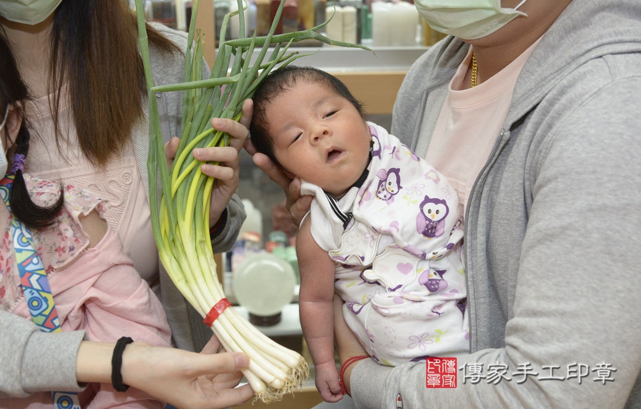 剃胎毛、滿月剃頭、嬰兒剃頭、嬰兒理髮、嬰兒剃髮、嬰兒剃胎毛、嬰兒滿月剃頭、寶寶剃頭、剃胎毛儀式、剃胎毛吉祥話、滿月剃頭儀式、滿月剃頭吉祥話、寶寶剃胎毛、寶寶滿月剃頭理髮、 新北市永和區剃胎毛、新北市永和區滿月剃頭、新北市永和區嬰兒剃頭剃胎毛、新北市永和區嬰兒理髮、新北市嬰兒剃髮、 胡寶寶(新北市永和區嬰兒寶寶滿月剃頭理髮、嬰兒剃胎毛儀式吉祥話)。中國風會場，爸媽寶貝穿「日中韓」古裝禮服。專業拍照、DVD光碟、證書。★購買「臍帶章、肚臍章、胎毛筆刷印章」贈送：剃頭、收涎、抓周，三選一。2021.07.30照片24