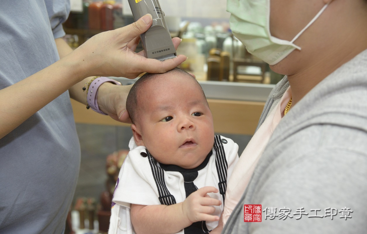 剃胎毛、滿月剃頭、嬰兒剃頭、嬰兒理髮、嬰兒剃髮、嬰兒剃胎毛、嬰兒滿月剃頭、寶寶剃頭、剃胎毛儀式、剃胎毛吉祥話、滿月剃頭儀式、滿月剃頭吉祥話、寶寶剃胎毛、寶寶滿月剃頭理髮、 新北市永和區剃胎毛、新北市永和區滿月剃頭、新北市永和區嬰兒剃頭剃胎毛、新北市永和區嬰兒理髮、新北市嬰兒剃髮、 胡寶寶(新北市永和區嬰兒寶寶滿月剃頭理髮、嬰兒剃胎毛儀式吉祥話)。中國風會場，爸媽寶貝穿「日中韓」古裝禮服。專業拍照、DVD光碟、證書。★購買「臍帶章、肚臍章、胎毛筆刷印章」贈送：剃頭、收涎、抓周，三選一。2021.07.30照片42