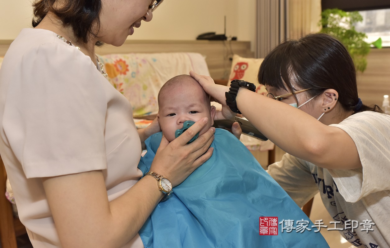 剃胎毛、滿月剃頭、嬰兒剃頭、嬰兒理髮、嬰兒剃髮、嬰兒剃胎毛、嬰兒滿月剃頭、寶寶剃頭、剃胎毛儀式、剃胎毛吉祥話、滿月剃頭儀式、滿月剃頭吉祥話、寶寶剃胎毛、寶寶滿月剃頭理髮、 新北市永和區剃胎毛、新北市永和區滿月剃頭、新北市永和區嬰兒剃頭剃胎毛、新北市永和區嬰兒理髮、新北市嬰兒剃髮、 張寶寶(新北市永和區到府嬰兒寶寶滿月剃頭理髮、到府嬰兒剃胎毛儀式吉祥話)。到府剃頭剃胎毛主持、專業拍照、DVD光碟、證書。★購買「臍帶章、肚臍章、胎毛筆刷印章」贈送：剃頭、收涎、抓周，三選一。2021.08.01照片39