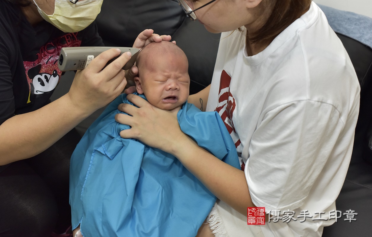 剃胎毛、滿月剃頭、嬰兒剃頭、嬰兒理髮、嬰兒剃髮、嬰兒剃胎毛、嬰兒滿月剃頭、寶寶剃頭、剃胎毛儀式、剃胎毛吉祥話、滿月剃頭儀式、滿月剃頭吉祥話、寶寶剃胎毛、寶寶滿月剃頭理髮、 台北市中山區剃胎毛、台北市中山區滿月剃頭、台北市中山區嬰兒剃頭剃胎毛、台北市中山區嬰兒理髮、台北市嬰兒剃髮、 李寶寶(台北市中山區到府嬰兒寶寶滿月剃頭理髮、到府嬰兒剃胎毛儀式吉祥話)。到府剃頭剃胎毛主持、專業拍照、DVD光碟、證書。★購買「臍帶章、肚臍章、胎毛筆刷印章」贈送：剃頭、收涎、抓周，三選一。2021.08.03照片32