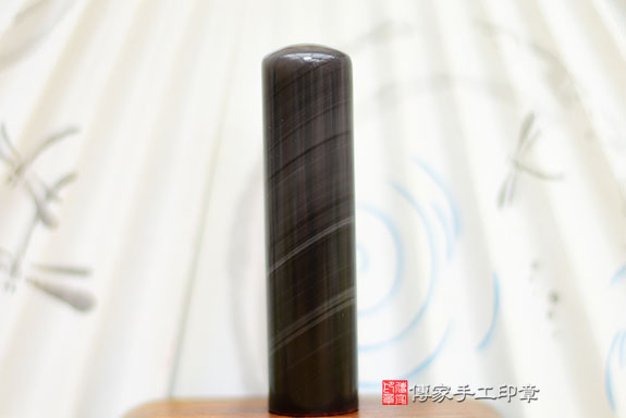 半手工噴砂印章：炫彩黑曜石開運印章實際成品、印章作品分享、炫彩黑曜石印章材質介紹。（銀行印鑑，一圓一方），傳家印章桃園店。2021.09.12