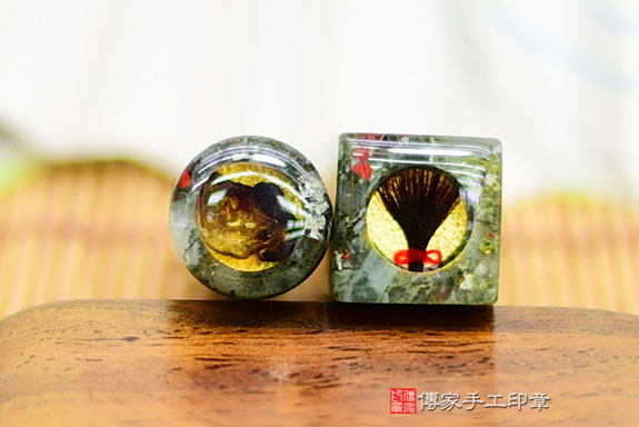 全手工噴砂印章：春帶彩三色水草玉臍帶章實際成品、印章作品分享、春帶彩三色水草玉印章材質介紹。（臍帶印章、肚臍章、肚臍印章，胎毛印章，一圓一方）傳家手工印章桃園店。2021.09.19