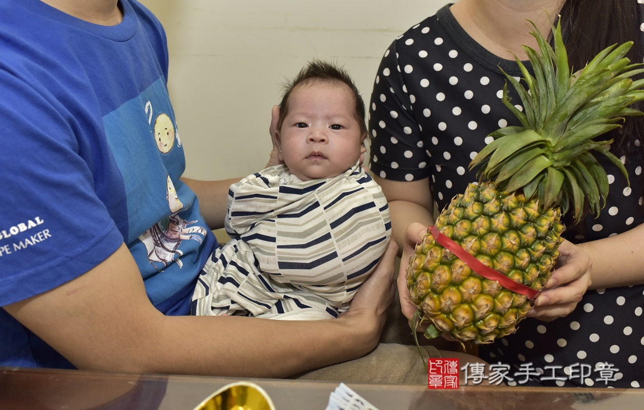 剃胎毛、滿月剃頭、嬰兒剃頭、嬰兒理髮、嬰兒剃髮、嬰兒剃胎毛、嬰兒滿月剃頭、林寶寶剃頭、剃胎毛儀式、剃胎毛吉祥話、滿月剃頭儀式、滿月剃頭吉祥話、林寶寶剃胎毛、林寶寶滿月剃頭理髮、 新北市新莊區剃胎毛、新北市新莊區滿月剃頭、新北市新莊區嬰兒剃頭剃胎毛、新北市新莊區嬰兒理髮、新北市嬰兒剃髮、 林寶寶(新北市新莊區到府嬰兒林寶寶滿月剃頭理髮、到府嬰兒剃胎毛儀式吉祥話)。到府剃頭剃胎毛主持、專業拍照、DVD光碟、證書。★購買「臍帶章、肚臍章、胎毛筆刷印章」贈送：剃頭、收涎、抓周，三選一。2021.07.27照片25