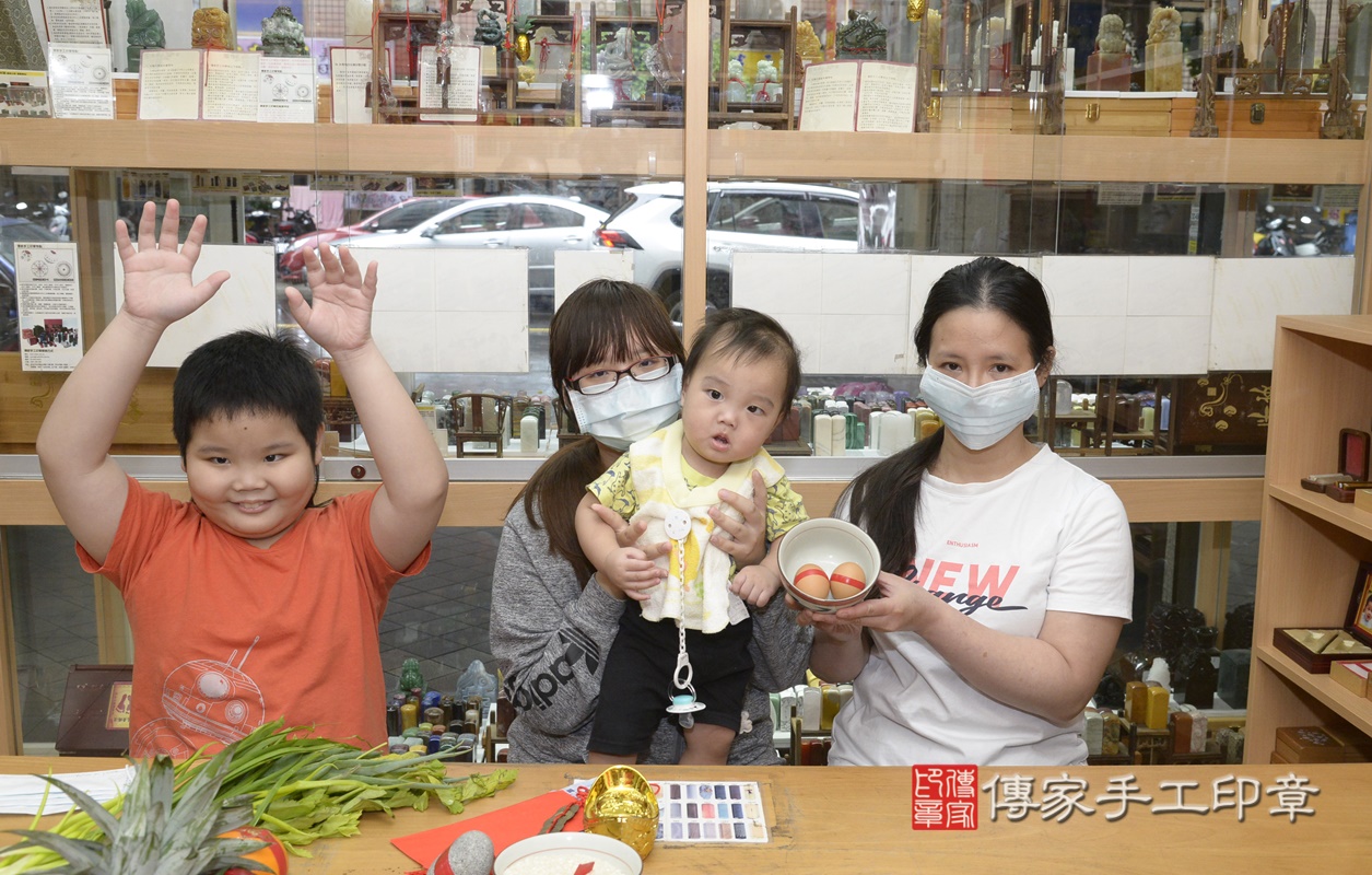 剃胎毛、滿月剃頭、嬰兒剃頭、嬰兒理髮、嬰兒剃髮、嬰兒剃胎毛、嬰兒滿月剃頭、柳寶寶剃頭、剃胎毛儀式、剃胎毛吉祥話、滿月剃頭儀式、滿月剃頭吉祥話、柳寶寶剃胎毛、柳寶寶滿月剃頭理髮、 新北市永和區剃胎毛、新北市永和區滿月剃頭、新北市永和區嬰兒剃頭剃胎毛、新北市永和區嬰兒理髮、新北市嬰兒剃髮、 柳寶寶(新北市永和區嬰兒柳寶寶滿月剃頭理髮、嬰兒剃胎毛儀式吉祥話)。中國風會場，爸媽寶貝穿「日中韓」古裝禮服。專業拍照、DVD光碟、證書。★購買「臍帶章、肚臍章、胎毛筆刷印章」贈送：剃頭、收涎、抓周，三選一。2021.08.19照片5