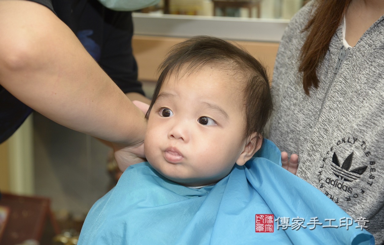 剃胎毛、滿月剃頭、嬰兒剃頭、嬰兒理髮、嬰兒剃髮、嬰兒剃胎毛、嬰兒滿月剃頭、柳寶寶剃頭、剃胎毛儀式、剃胎毛吉祥話、滿月剃頭儀式、滿月剃頭吉祥話、柳寶寶剃胎毛、柳寶寶滿月剃頭理髮、 新北市永和區剃胎毛、新北市永和區滿月剃頭、新北市永和區嬰兒剃頭剃胎毛、新北市永和區嬰兒理髮、新北市嬰兒剃髮、 柳寶寶(新北市永和區嬰兒柳寶寶滿月剃頭理髮、嬰兒剃胎毛儀式吉祥話)。中國風會場，爸媽寶貝穿「日中韓」古裝禮服。專業拍照、DVD光碟、證書。★購買「臍帶章、肚臍章、胎毛筆刷印章」贈送：剃頭、收涎、抓周，三選一。2021.08.19照片16