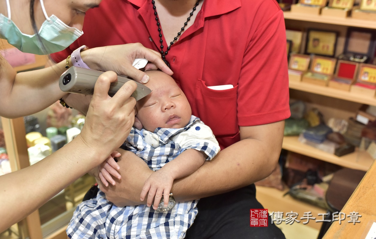 剃胎毛、滿月剃頭、嬰兒剃頭、嬰兒理髮、嬰兒剃髮、嬰兒剃胎毛、嬰兒滿月剃頭、鄭寶寶剃頭、剃胎毛儀式、剃胎毛吉祥話、滿月剃頭儀式、滿月剃頭吉祥話、鄭寶寶剃胎毛、鄭寶寶滿月剃頭理髮、 新北市永和區剃胎毛、新北市永和區滿月剃頭、新北市永和區嬰兒剃頭剃胎毛、新北市永和區嬰兒理髮、新北市嬰兒剃髮、 鄭寶寶(新北市永和區嬰兒鄭寶寶滿月剃頭理髮、嬰兒剃胎毛儀式吉祥話)。中國風會場，爸媽寶貝穿「日中韓」古裝禮服。專業拍照、DVD光碟、證書。★購買「臍帶章、肚臍章、胎毛筆刷印章」贈送：剃頭、收涎、抓周，三選一。2021.08.24照片39