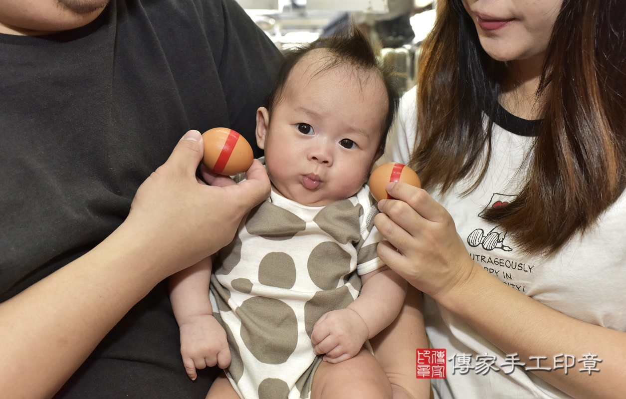 剃胎毛、滿月剃頭、嬰兒剃頭、嬰兒理髮、嬰兒剃髮、嬰兒剃胎毛、嬰兒滿月剃頭、黃寶寶剃頭、剃胎毛儀式、剃胎毛吉祥話、滿月剃頭儀式、滿月剃頭吉祥話、黃寶寶剃胎毛、黃寶寶滿月剃頭理髮、 新北市永和區剃胎毛、新北市永和區滿月剃頭、新北市永和區嬰兒剃頭剃胎毛、新北市永和區嬰兒理髮、新北市嬰兒剃髮、 黃寶寶(新北市永和區嬰兒黃寶寶滿月剃頭理髮、嬰兒剃胎毛儀式吉祥話)。中國風會場，爸媽寶貝穿「日中韓」古裝禮服。專業拍照、DVD光碟、證書。★購買「臍帶章、肚臍章、胎毛筆刷印章」贈送：剃頭、收涎、抓周，三選一。2020.08.28照片5