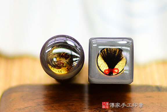 全手工噴砂印章：炫彩黑曜石臍帶章實際成品、印章作品分享、炫彩黑曜石印章材質介紹。（臍帶印章、肚臍章、肚臍印章，胎毛印章，一圓一方）傳家手工印章桃園店。2021.11.15