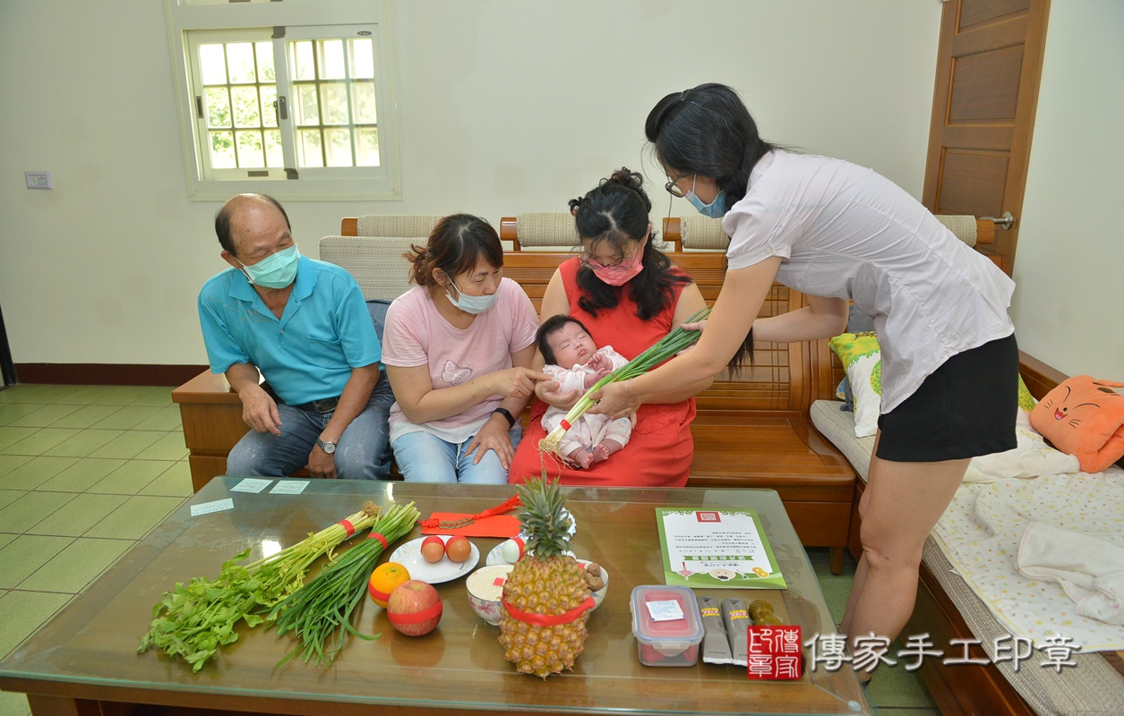 剃胎毛、滿月剃頭、嬰兒剃頭、嬰兒理髮、嬰兒剃髮、嬰兒剃胎毛、嬰兒滿月剃頭、鄧寶寶剃頭、剃胎毛儀式、剃胎毛吉祥話、滿月剃頭儀式、滿月剃頭吉祥話、鄧寶寶剃胎毛、鄧寶寶滿月剃頭理髮、 新竹縣芎林鄉剃胎毛、新竹縣芎林鄉滿月剃頭、新竹縣芎林鄉嬰兒剃頭剃胎毛、新竹縣芎林鄉嬰兒理髮、新竹縣嬰兒剃髮、 鄧寶寶(新竹縣芎林鄉到府嬰兒鄧寶寶滿月剃頭理髮、到府嬰兒剃胎毛儀式吉祥話)。到府剃頭剃胎毛主持、專業拍照、DVD光碟、證書。★購買「臍帶章、肚臍章、胎毛筆刷印章」贈送：剃頭、收涎、抓周，三選一。2021.06.26照片22