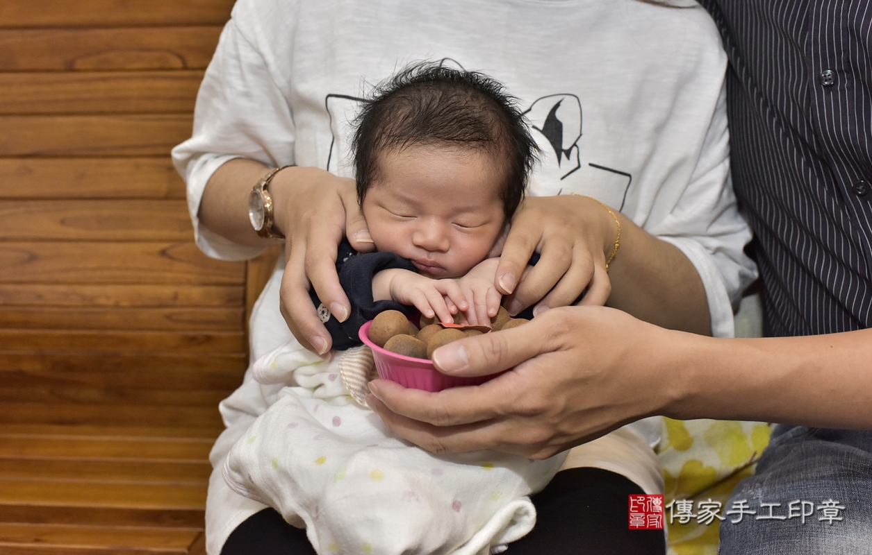 剃胎毛、滿月剃頭、嬰兒剃頭、嬰兒理髮、嬰兒剃髮、嬰兒剃胎毛、嬰兒滿月剃頭、楊寶寶剃頭、剃胎毛儀式、剃胎毛吉祥話、滿月剃頭儀式、滿月剃頭吉祥話、楊寶寶剃胎毛、楊寶寶滿月剃頭理髮、 新北市新莊區剃胎毛、新北市新莊區滿月剃頭、新北市新莊區嬰兒剃頭剃胎毛、新北市新莊區嬰兒理髮、新北市嬰兒剃髮、 楊寶寶(新北市新莊區到府嬰兒楊寶寶滿月剃頭理髮、到府嬰兒剃胎毛儀式吉祥話)。到府剃頭剃胎毛主持、專業拍照、DVD光碟、證書。★購買「臍帶章、肚臍章、胎毛筆刷印章」贈送：剃頭、收涎、抓周，三選一。2021.09.09照片13