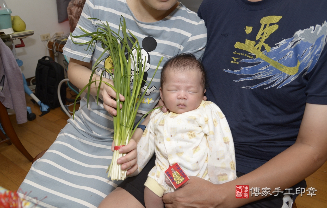 剃胎毛、滿月剃頭、嬰兒剃頭、嬰兒理髮、嬰兒剃髮、嬰兒剃胎毛、嬰兒滿月剃頭、高寶寶剃頭、剃胎毛儀式、剃胎毛吉祥話、滿月剃頭儀式、滿月剃頭吉祥話、高寶寶剃胎毛、高寶寶滿月剃頭理髮、 新北市中和區剃胎毛、新北市中和區滿月剃頭、新北市中和區嬰兒剃頭剃胎毛、新北市中和區嬰兒理髮、新北市嬰兒剃髮、 高寶寶(新北市中和區到府嬰兒高寶寶滿月剃頭理髮、到府嬰兒剃胎毛儀式吉祥話)。到府剃頭剃胎毛主持、專業拍照、DVD光碟、證書。★購買「臍帶章、肚臍章、胎毛筆刷印章」贈送：剃頭、收涎、抓周，三選一。2021.09.10照片18