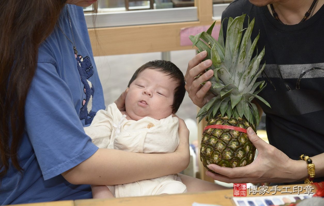 剃胎毛、滿月剃頭、嬰兒剃頭、嬰兒理髮、嬰兒剃髮、嬰兒剃胎毛、嬰兒滿月剃頭、張寶寶剃頭、剃胎毛儀式、剃胎毛吉祥話、滿月剃頭儀式、滿月剃頭吉祥話、張寶寶剃胎毛、張寶寶滿月剃頭理髮、 新北市永和區剃胎毛、新北市永和區滿月剃頭、新北市永和區嬰兒剃頭剃胎毛、新北市永和區嬰兒理髮、新北市嬰兒剃髮、 張寶寶(新北市永和區嬰兒張寶寶滿月剃頭理髮、嬰兒剃胎毛儀式吉祥話)。中國風會場，爸媽寶貝穿「日中韓」古裝禮服。專業拍照、DVD光碟、證書。★購買「臍帶章、肚臍章、胎毛筆刷印章」贈送：剃頭、收涎、抓周，三選一。2021.09.13照片24