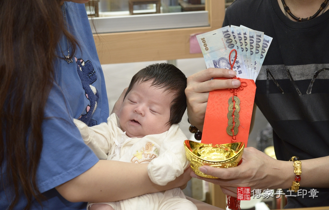 剃胎毛、滿月剃頭、嬰兒剃頭、嬰兒理髮、嬰兒剃髮、嬰兒剃胎毛、嬰兒滿月剃頭、張寶寶剃頭、剃胎毛儀式、剃胎毛吉祥話、滿月剃頭儀式、滿月剃頭吉祥話、張寶寶剃胎毛、張寶寶滿月剃頭理髮、 新北市永和區剃胎毛、新北市永和區滿月剃頭、新北市永和區嬰兒剃頭剃胎毛、新北市永和區嬰兒理髮、新北市嬰兒剃髮、 張寶寶(新北市永和區嬰兒張寶寶滿月剃頭理髮、嬰兒剃胎毛儀式吉祥話)。中國風會場，爸媽寶貝穿「日中韓」古裝禮服。專業拍照、DVD光碟、證書。★購買「臍帶章、肚臍章、胎毛筆刷印章」贈送：剃頭、收涎、抓周，三選一。2021.09.13照片26