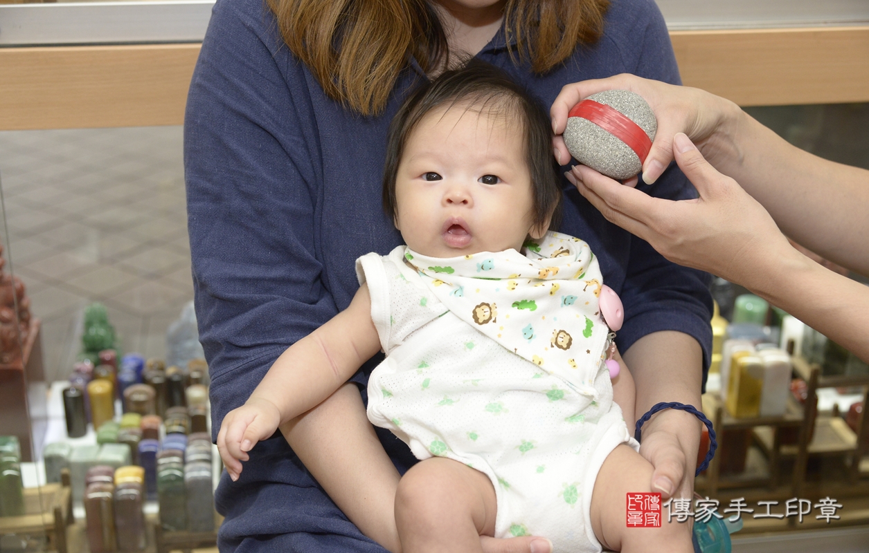 剃胎毛、滿月剃頭、嬰兒剃頭、嬰兒理髮、嬰兒剃髮、嬰兒剃胎毛、嬰兒滿月剃頭、簡寶寶剃頭、剃胎毛儀式、剃胎毛吉祥話、滿月剃頭儀式、滿月剃頭吉祥話、簡寶寶剃胎毛、簡寶寶滿月剃頭理髮、 新北市永和區剃胎毛、新北市永和區滿月剃頭、新北市永和區嬰兒剃頭剃胎毛、新北市永和區嬰兒理髮、新北市嬰兒剃髮、 簡寶寶(新北市永和區嬰兒簡寶寶滿月剃頭理髮、嬰兒剃胎毛儀式吉祥話)。中國風會場，爸媽寶貝穿「日中韓」古裝禮服。專業拍照、DVD光碟、證書。★購買「臍帶章、肚臍章、胎毛筆刷印章」贈送：剃頭、收涎、抓周，三選一。2021.09.14照片10