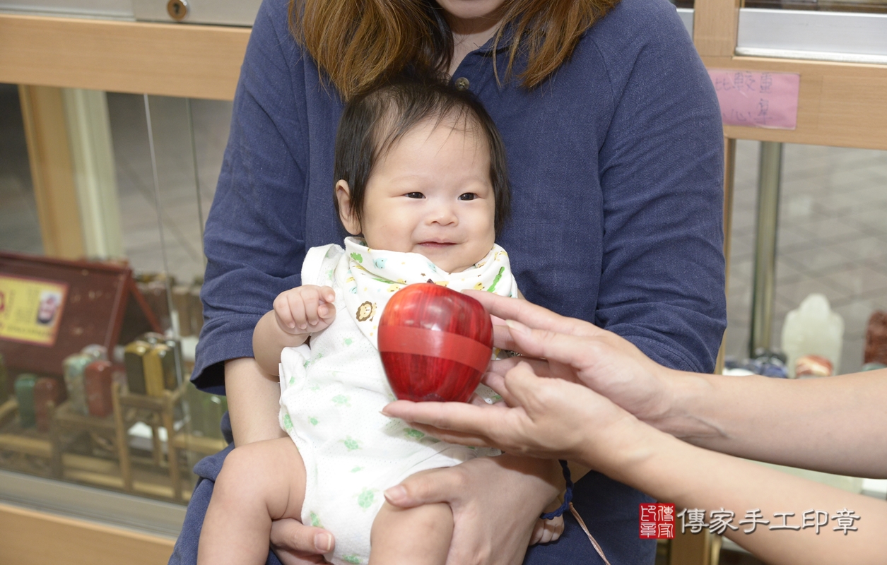 剃胎毛、滿月剃頭、嬰兒剃頭、嬰兒理髮、嬰兒剃髮、嬰兒剃胎毛、嬰兒滿月剃頭、簡寶寶剃頭、剃胎毛儀式、剃胎毛吉祥話、滿月剃頭儀式、滿月剃頭吉祥話、簡寶寶剃胎毛、簡寶寶滿月剃頭理髮、 新北市永和區剃胎毛、新北市永和區滿月剃頭、新北市永和區嬰兒剃頭剃胎毛、新北市永和區嬰兒理髮、新北市嬰兒剃髮、 簡寶寶(新北市永和區嬰兒簡寶寶滿月剃頭理髮、嬰兒剃胎毛儀式吉祥話)。中國風會場，爸媽寶貝穿「日中韓」古裝禮服。專業拍照、DVD光碟、證書。★購買「臍帶章、肚臍章、胎毛筆刷印章」贈送：剃頭、收涎、抓周，三選一。2021.09.14照片16