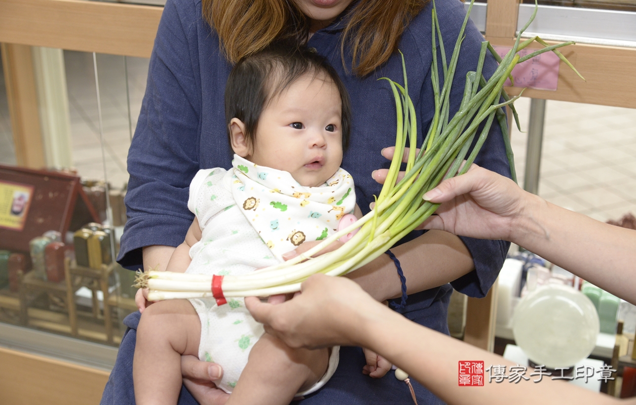 剃胎毛、滿月剃頭、嬰兒剃頭、嬰兒理髮、嬰兒剃髮、嬰兒剃胎毛、嬰兒滿月剃頭、簡寶寶剃頭、剃胎毛儀式、剃胎毛吉祥話、滿月剃頭儀式、滿月剃頭吉祥話、簡寶寶剃胎毛、簡寶寶滿月剃頭理髮、 新北市永和區剃胎毛、新北市永和區滿月剃頭、新北市永和區嬰兒剃頭剃胎毛、新北市永和區嬰兒理髮、新北市嬰兒剃髮、 簡寶寶(新北市永和區嬰兒簡寶寶滿月剃頭理髮、嬰兒剃胎毛儀式吉祥話)。中國風會場，爸媽寶貝穿「日中韓」古裝禮服。專業拍照、DVD光碟、證書。★購買「臍帶章、肚臍章、胎毛筆刷印章」贈送：剃頭、收涎、抓周，三選一。2021.09.14照片23