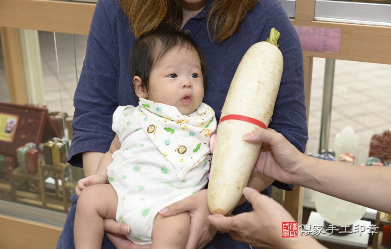 剃胎毛、滿月剃頭、嬰兒剃頭、嬰兒理髮、嬰兒剃髮、嬰兒剃胎毛、嬰兒滿月剃頭、簡寶寶剃頭、剃胎毛儀式、剃胎毛吉祥話、滿月剃頭儀式、滿月剃頭吉祥話、簡寶寶剃胎毛、簡寶寶滿月剃頭理髮、 新北市永和區剃胎毛、新北市永和區滿月剃頭、新北市永和區嬰兒剃頭剃胎毛、新北市永和區嬰兒理髮、新北市嬰兒剃髮、 簡寶寶(新北市永和區嬰兒簡寶寶滿月剃頭理髮、嬰兒剃胎毛儀式吉祥話)。中國風會場，爸媽寶貝穿「日中韓」古裝禮服。專業拍照、DVD光碟、證書。★購買「臍帶章、肚臍章、胎毛筆刷印章」贈送：剃頭、收涎、抓周，三選一。2021.09.14照片25