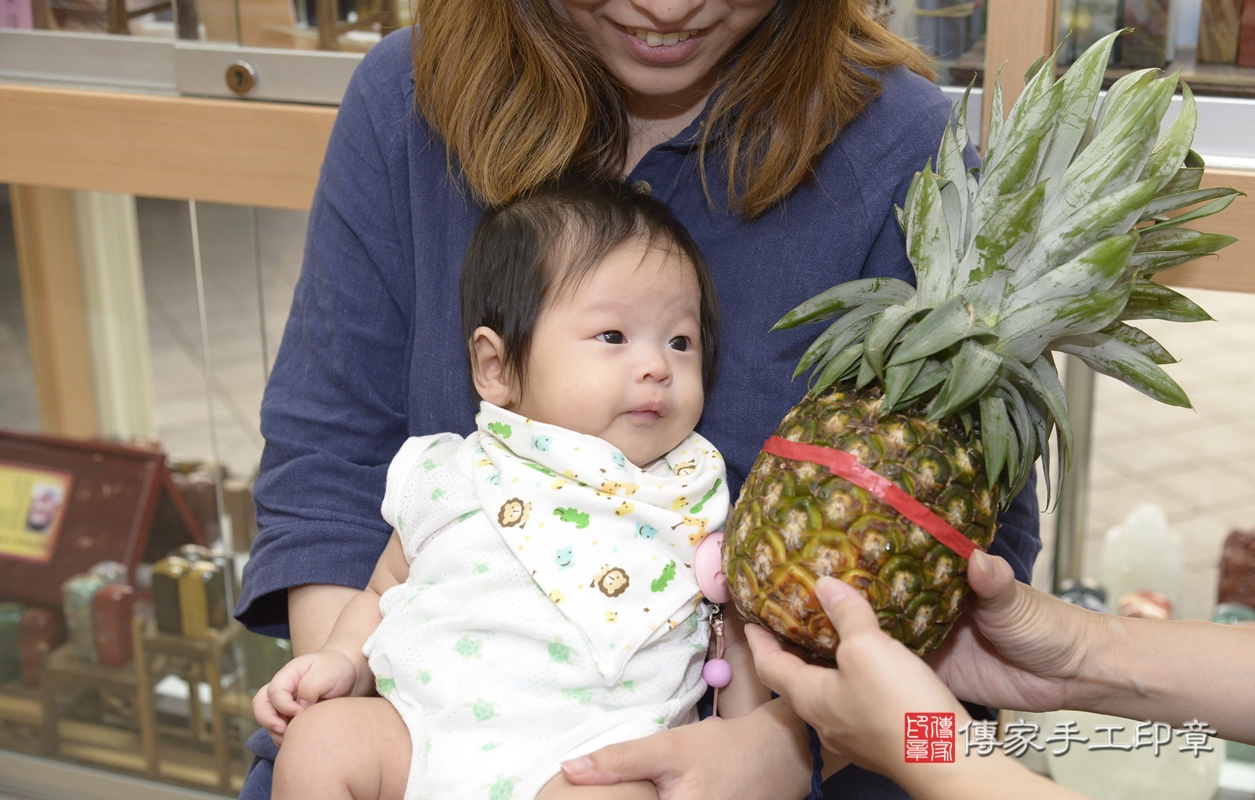 剃胎毛、滿月剃頭、嬰兒剃頭、嬰兒理髮、嬰兒剃髮、嬰兒剃胎毛、嬰兒滿月剃頭、簡寶寶剃頭、剃胎毛儀式、剃胎毛吉祥話、滿月剃頭儀式、滿月剃頭吉祥話、簡寶寶剃胎毛、簡寶寶滿月剃頭理髮、 新北市永和區剃胎毛、新北市永和區滿月剃頭、新北市永和區嬰兒剃頭剃胎毛、新北市永和區嬰兒理髮、新北市嬰兒剃髮、 簡寶寶(新北市永和區嬰兒簡寶寶滿月剃頭理髮、嬰兒剃胎毛儀式吉祥話)。中國風會場，爸媽寶貝穿「日中韓」古裝禮服。專業拍照、DVD光碟、證書。★購買「臍帶章、肚臍章、胎毛筆刷印章」贈送：剃頭、收涎、抓周，三選一。2021.09.14照片27