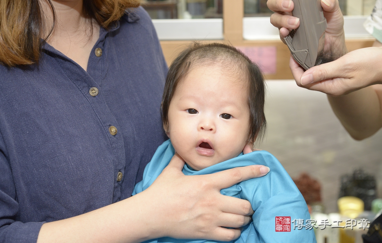 剃胎毛、滿月剃頭、嬰兒剃頭、嬰兒理髮、嬰兒剃髮、嬰兒剃胎毛、嬰兒滿月剃頭、簡寶寶剃頭、剃胎毛儀式、剃胎毛吉祥話、滿月剃頭儀式、滿月剃頭吉祥話、簡寶寶剃胎毛、簡寶寶滿月剃頭理髮、 新北市永和區剃胎毛、新北市永和區滿月剃頭、新北市永和區嬰兒剃頭剃胎毛、新北市永和區嬰兒理髮、新北市嬰兒剃髮、 簡寶寶(新北市永和區嬰兒簡寶寶滿月剃頭理髮、嬰兒剃胎毛儀式吉祥話)。中國風會場，爸媽寶貝穿「日中韓」古裝禮服。專業拍照、DVD光碟、證書。★購買「臍帶章、肚臍章、胎毛筆刷印章」贈送：剃頭、收涎、抓周，三選一。2021.09.14照片34