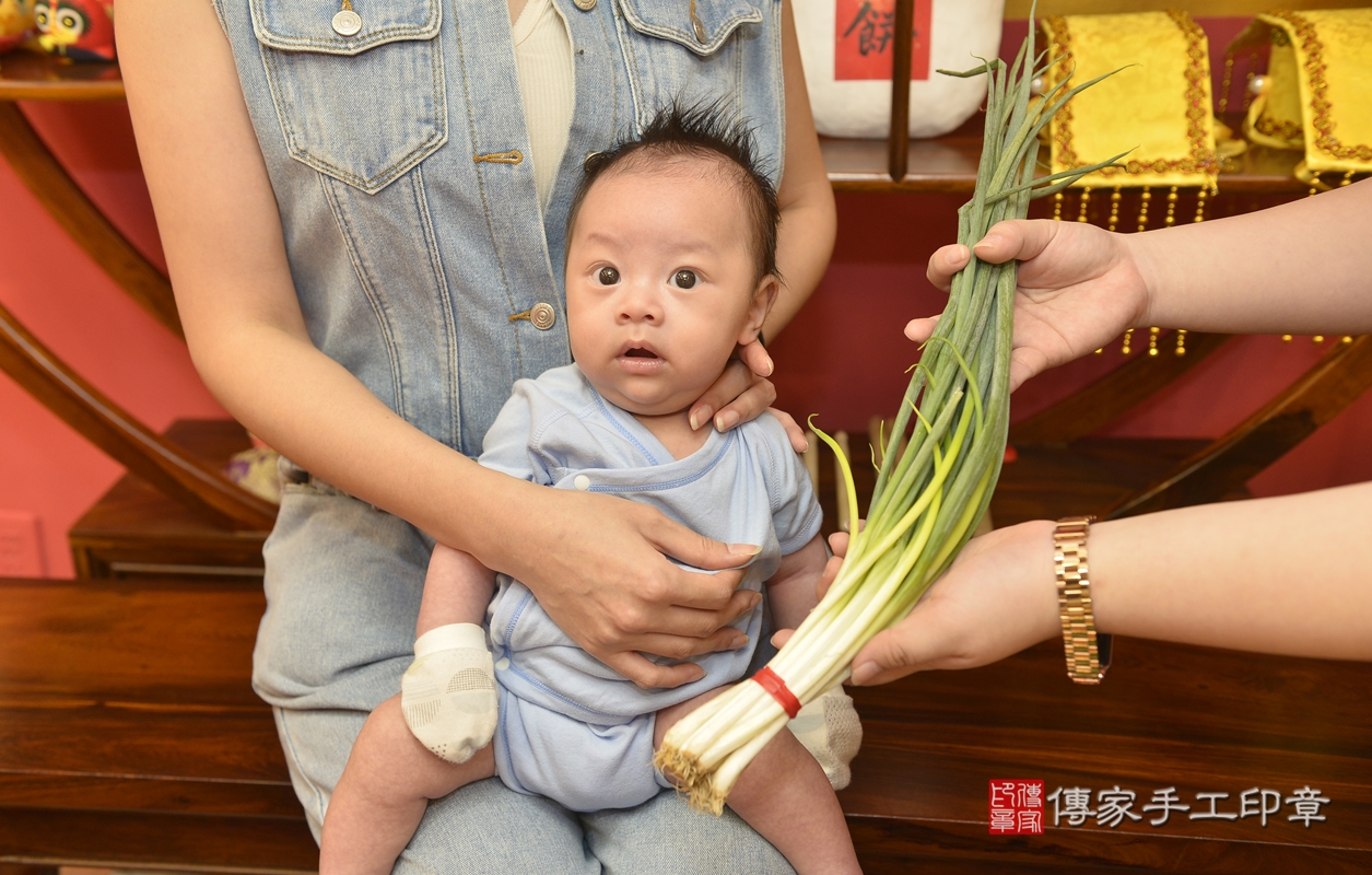 剃胎毛、滿月剃頭、嬰兒剃頭、嬰兒理髮、嬰兒剃髮、嬰兒剃胎毛、嬰兒滿月剃頭、陳寶寶剃頭、剃胎毛儀式、剃胎毛吉祥話、滿月剃頭儀式、滿月剃頭吉祥話、陳寶寶剃胎毛、陳寶寶滿月剃頭理髮、 新北市永和區剃胎毛、新北市永和區滿月剃頭、新北市永和區嬰兒剃頭剃胎毛、新北市永和區嬰兒理髮、新北市嬰兒剃髮、 陳寶寶(新北市永和區嬰兒陳寶寶滿月剃頭理髮、嬰兒剃胎毛儀式吉祥話)。中國風會場，爸媽寶貝穿「日中韓」古裝禮服。專業拍照、DVD光碟、證書。★購買「臍帶章、肚臍章、胎毛筆刷印章」贈送：剃頭、收涎、抓周，三選一。2021.09.19照片23