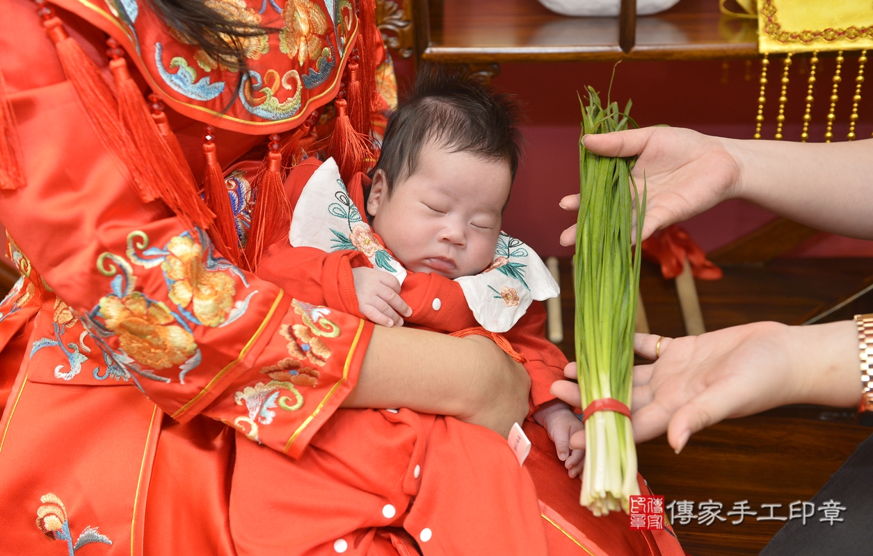 剃胎毛、滿月剃頭、嬰兒剃頭、嬰兒理髮、嬰兒剃髮、嬰兒剃胎毛、嬰兒滿月剃頭、蔡寶寶剃頭、剃胎毛儀式、剃胎毛吉祥話、滿月剃頭儀式、滿月剃頭吉祥話、蔡寶寶剃胎毛、蔡寶寶滿月剃頭理髮、 新北市永和區剃胎毛、新北市永和區滿月剃頭、新北市永和區嬰兒剃頭剃胎毛、新北市永和區嬰兒理髮、新北市嬰兒剃髮、 蔡寶寶(新北市永和區嬰兒蔡寶寶滿月剃頭理髮、嬰兒剃胎毛儀式吉祥話)。中國風會場，爸媽寶貝穿「日中韓」古裝禮服。專業拍照、DVD光碟、證書。★購買「臍帶章、肚臍章、胎毛筆刷印章」贈送：剃頭、收涎、抓周，三選一。2021.09.19照片19