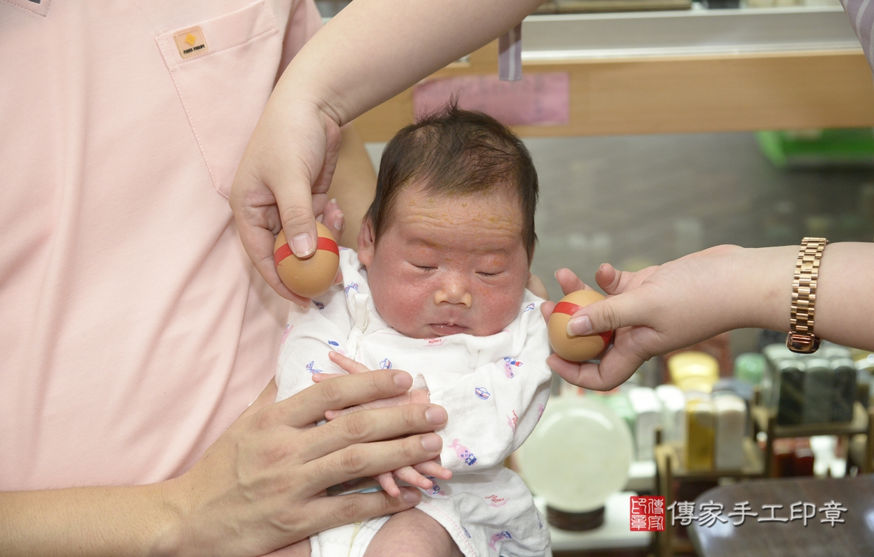 剃胎毛、滿月剃頭、嬰兒剃頭、嬰兒理髮、嬰兒剃髮、嬰兒剃胎毛、嬰兒滿月剃頭、陳寶寶剃頭、剃胎毛儀式、剃胎毛吉祥話、滿月剃頭儀式、滿月剃頭吉祥話、陳寶寶剃胎毛、陳寶寶滿月剃頭理髮、 新北市永和區剃胎毛、新北市永和區滿月剃頭、新北市永和區嬰兒剃頭剃胎毛、新北市永和區嬰兒理髮、新北市嬰兒剃髮、 陳寶寶(新北市永和區嬰兒陳寶寶滿月剃頭理髮、嬰兒剃胎毛儀式吉祥話)。中國風會場，爸媽寶貝穿「日中韓」古裝禮服。專業拍照、DVD光碟、證書。★購買「臍帶章、肚臍章、胎毛筆刷印章」贈送：剃頭、收涎、抓周，三選一。2021.09.21照片6