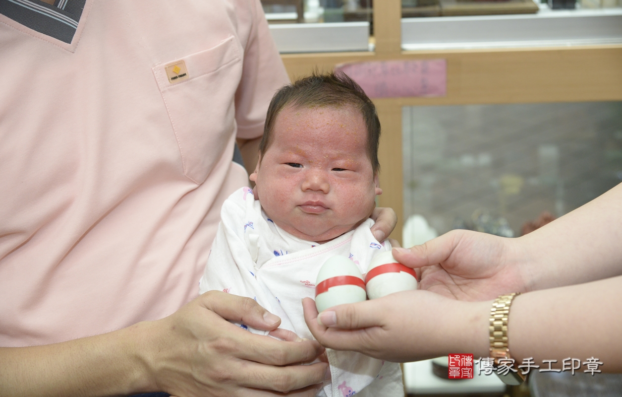 剃胎毛、滿月剃頭、嬰兒剃頭、嬰兒理髮、嬰兒剃髮、嬰兒剃胎毛、嬰兒滿月剃頭、陳寶寶剃頭、剃胎毛儀式、剃胎毛吉祥話、滿月剃頭儀式、滿月剃頭吉祥話、陳寶寶剃胎毛、陳寶寶滿月剃頭理髮、 新北市永和區剃胎毛、新北市永和區滿月剃頭、新北市永和區嬰兒剃頭剃胎毛、新北市永和區嬰兒理髮、新北市嬰兒剃髮、 陳寶寶(新北市永和區嬰兒陳寶寶滿月剃頭理髮、嬰兒剃胎毛儀式吉祥話)。中國風會場，爸媽寶貝穿「日中韓」古裝禮服。專業拍照、DVD光碟、證書。★購買「臍帶章、肚臍章、胎毛筆刷印章」贈送：剃頭、收涎、抓周，三選一。2021.09.21照片8