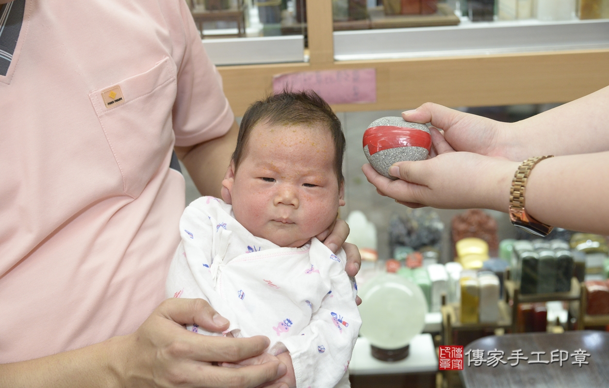 剃胎毛、滿月剃頭、嬰兒剃頭、嬰兒理髮、嬰兒剃髮、嬰兒剃胎毛、嬰兒滿月剃頭、陳寶寶剃頭、剃胎毛儀式、剃胎毛吉祥話、滿月剃頭儀式、滿月剃頭吉祥話、陳寶寶剃胎毛、陳寶寶滿月剃頭理髮、 新北市永和區剃胎毛、新北市永和區滿月剃頭、新北市永和區嬰兒剃頭剃胎毛、新北市永和區嬰兒理髮、新北市嬰兒剃髮、 陳寶寶(新北市永和區嬰兒陳寶寶滿月剃頭理髮、嬰兒剃胎毛儀式吉祥話)。中國風會場，爸媽寶貝穿「日中韓」古裝禮服。專業拍照、DVD光碟、證書。★購買「臍帶章、肚臍章、胎毛筆刷印章」贈送：剃頭、收涎、抓周，三選一。2021.09.21照片10