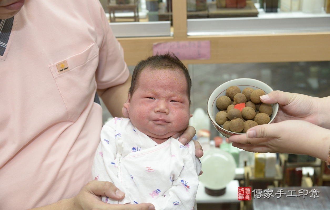 剃胎毛、滿月剃頭、嬰兒剃頭、嬰兒理髮、嬰兒剃髮、嬰兒剃胎毛、嬰兒滿月剃頭、陳寶寶剃頭、剃胎毛儀式、剃胎毛吉祥話、滿月剃頭儀式、滿月剃頭吉祥話、陳寶寶剃胎毛、陳寶寶滿月剃頭理髮、 新北市永和區剃胎毛、新北市永和區滿月剃頭、新北市永和區嬰兒剃頭剃胎毛、新北市永和區嬰兒理髮、新北市嬰兒剃髮、 陳寶寶(新北市永和區嬰兒陳寶寶滿月剃頭理髮、嬰兒剃胎毛儀式吉祥話)。中國風會場，爸媽寶貝穿「日中韓」古裝禮服。專業拍照、DVD光碟、證書。★購買「臍帶章、肚臍章、胎毛筆刷印章」贈送：剃頭、收涎、抓周，三選一。2021.09.21照片14