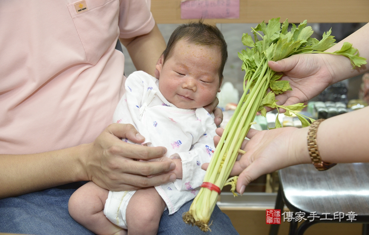 剃胎毛、滿月剃頭、嬰兒剃頭、嬰兒理髮、嬰兒剃髮、嬰兒剃胎毛、嬰兒滿月剃頭、陳寶寶剃頭、剃胎毛儀式、剃胎毛吉祥話、滿月剃頭儀式、滿月剃頭吉祥話、陳寶寶剃胎毛、陳寶寶滿月剃頭理髮、 新北市永和區剃胎毛、新北市永和區滿月剃頭、新北市永和區嬰兒剃頭剃胎毛、新北市永和區嬰兒理髮、新北市嬰兒剃髮、 陳寶寶(新北市永和區嬰兒陳寶寶滿月剃頭理髮、嬰兒剃胎毛儀式吉祥話)。中國風會場，爸媽寶貝穿「日中韓」古裝禮服。專業拍照、DVD光碟、證書。★購買「臍帶章、肚臍章、胎毛筆刷印章」贈送：剃頭、收涎、抓周，三選一。2021.09.21照片21