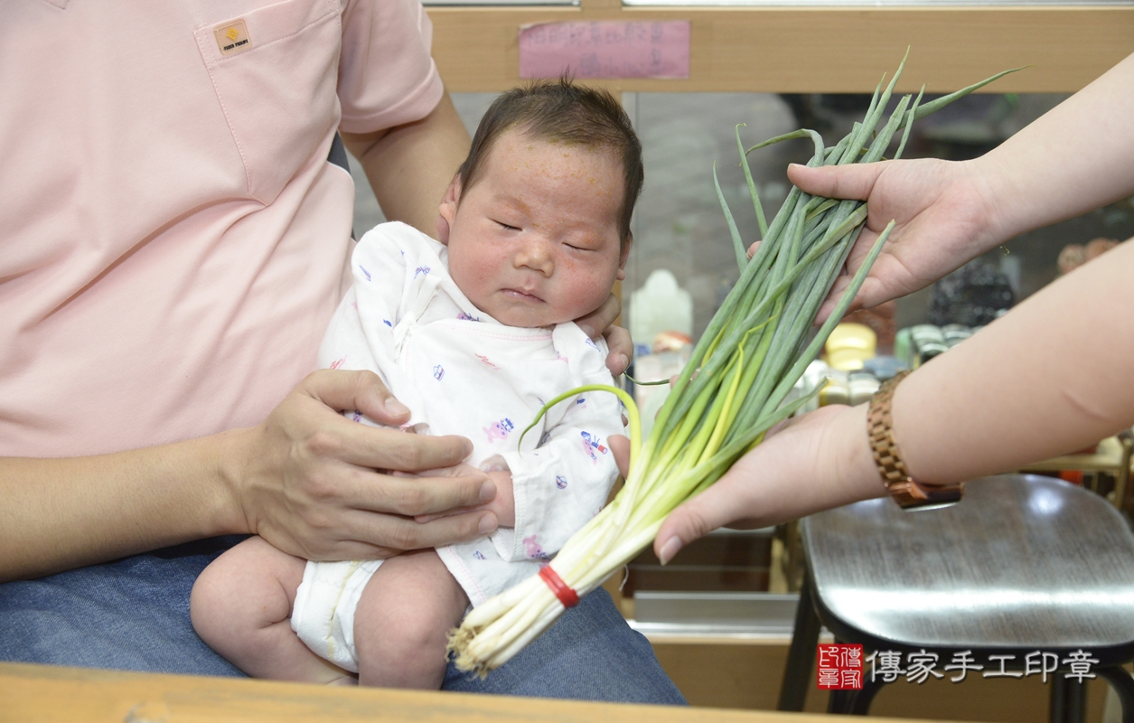 剃胎毛、滿月剃頭、嬰兒剃頭、嬰兒理髮、嬰兒剃髮、嬰兒剃胎毛、嬰兒滿月剃頭、陳寶寶剃頭、剃胎毛儀式、剃胎毛吉祥話、滿月剃頭儀式、滿月剃頭吉祥話、陳寶寶剃胎毛、陳寶寶滿月剃頭理髮、 新北市永和區剃胎毛、新北市永和區滿月剃頭、新北市永和區嬰兒剃頭剃胎毛、新北市永和區嬰兒理髮、新北市嬰兒剃髮、 陳寶寶(新北市永和區嬰兒陳寶寶滿月剃頭理髮、嬰兒剃胎毛儀式吉祥話)。中國風會場，爸媽寶貝穿「日中韓」古裝禮服。專業拍照、DVD光碟、證書。★購買「臍帶章、肚臍章、胎毛筆刷印章」贈送：剃頭、收涎、抓周，三選一。2021.09.21照片23