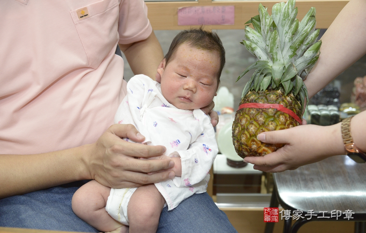 剃胎毛、滿月剃頭、嬰兒剃頭、嬰兒理髮、嬰兒剃髮、嬰兒剃胎毛、嬰兒滿月剃頭、陳寶寶剃頭、剃胎毛儀式、剃胎毛吉祥話、滿月剃頭儀式、滿月剃頭吉祥話、陳寶寶剃胎毛、陳寶寶滿月剃頭理髮、 新北市永和區剃胎毛、新北市永和區滿月剃頭、新北市永和區嬰兒剃頭剃胎毛、新北市永和區嬰兒理髮、新北市嬰兒剃髮、 陳寶寶(新北市永和區嬰兒陳寶寶滿月剃頭理髮、嬰兒剃胎毛儀式吉祥話)。中國風會場，爸媽寶貝穿「日中韓」古裝禮服。專業拍照、DVD光碟、證書。★購買「臍帶章、肚臍章、胎毛筆刷印章」贈送：剃頭、收涎、抓周，三選一。2021.09.21照片27