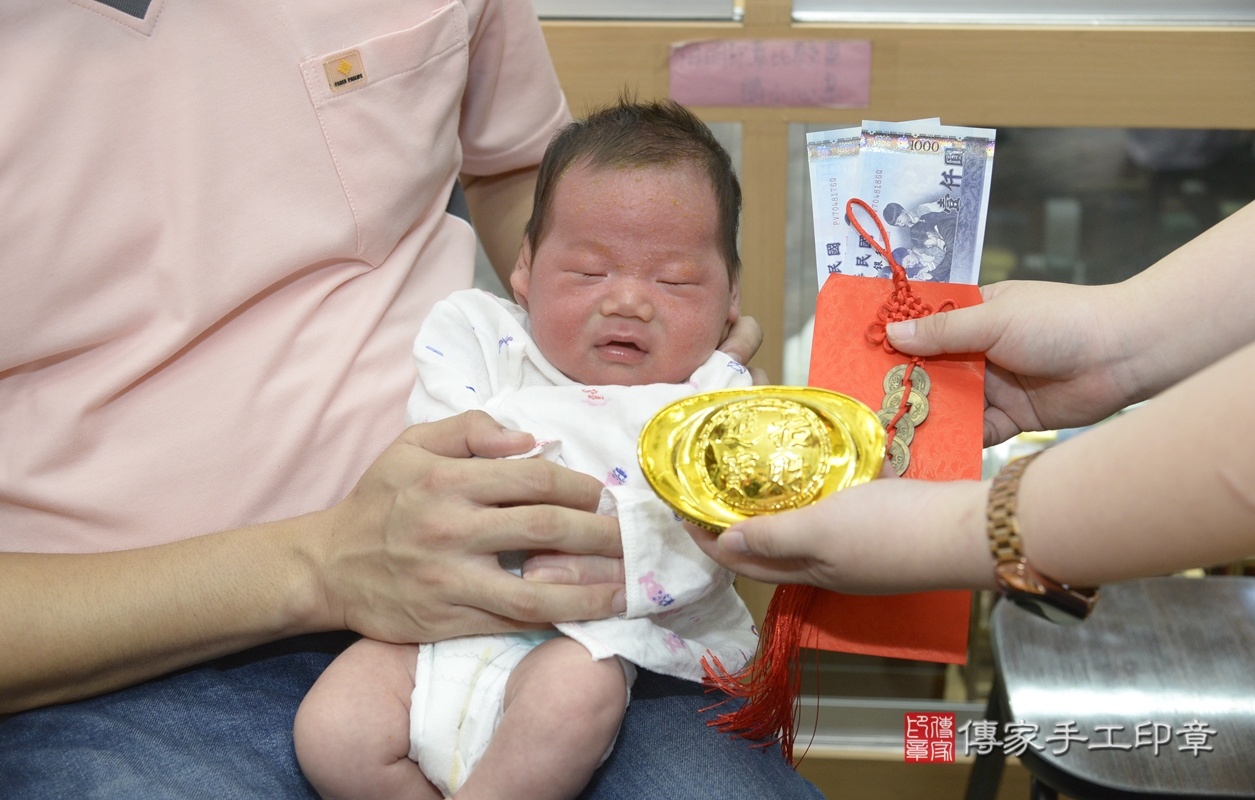 剃胎毛、滿月剃頭、嬰兒剃頭、嬰兒理髮、嬰兒剃髮、嬰兒剃胎毛、嬰兒滿月剃頭、陳寶寶剃頭、剃胎毛儀式、剃胎毛吉祥話、滿月剃頭儀式、滿月剃頭吉祥話、陳寶寶剃胎毛、陳寶寶滿月剃頭理髮、 新北市永和區剃胎毛、新北市永和區滿月剃頭、新北市永和區嬰兒剃頭剃胎毛、新北市永和區嬰兒理髮、新北市嬰兒剃髮、 陳寶寶(新北市永和區嬰兒陳寶寶滿月剃頭理髮、嬰兒剃胎毛儀式吉祥話)。中國風會場，爸媽寶貝穿「日中韓」古裝禮服。專業拍照、DVD光碟、證書。★購買「臍帶章、肚臍章、胎毛筆刷印章」贈送：剃頭、收涎、抓周，三選一。2021.09.21照片29