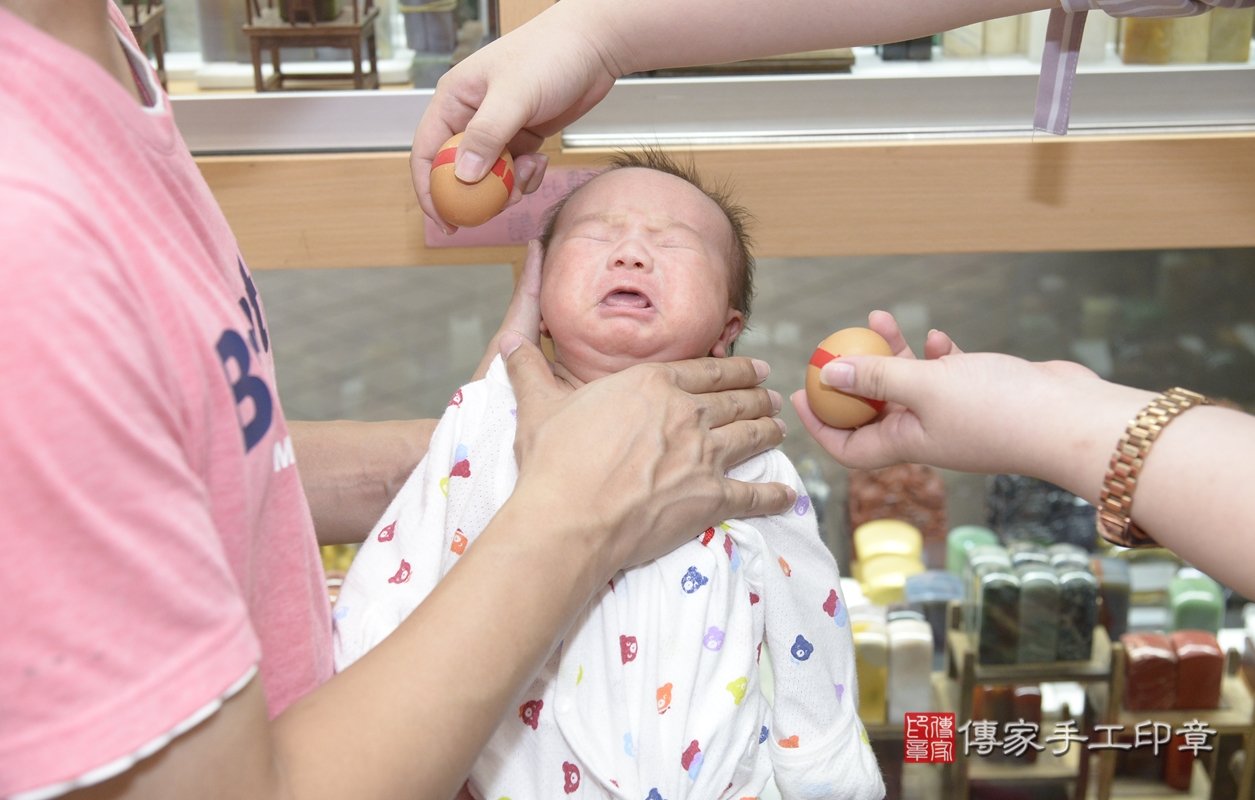 剃胎毛、滿月剃頭、嬰兒剃頭、嬰兒理髮、嬰兒剃髮、嬰兒剃胎毛、嬰兒滿月剃頭、楊寶寶剃頭、剃胎毛儀式、剃胎毛吉祥話、滿月剃頭儀式、滿月剃頭吉祥話、楊寶寶剃胎毛、楊寶寶滿月剃頭理髮、 新北市永和區剃胎毛、新北市永和區滿月剃頭、新北市永和區嬰兒剃頭剃胎毛、新北市永和區嬰兒理髮、新北市嬰兒剃髮、 楊寶寶(新北市永和區嬰兒楊寶寶滿月剃頭理髮、嬰兒剃胎毛儀式吉祥話)。中國風會場，爸媽寶貝穿「日中韓」古裝禮服。專業拍照、DVD光碟、證書。★購買「臍帶章、肚臍章、胎毛筆刷印章」贈送：剃頭、收涎、抓周，三選一。2021.09.21照片6