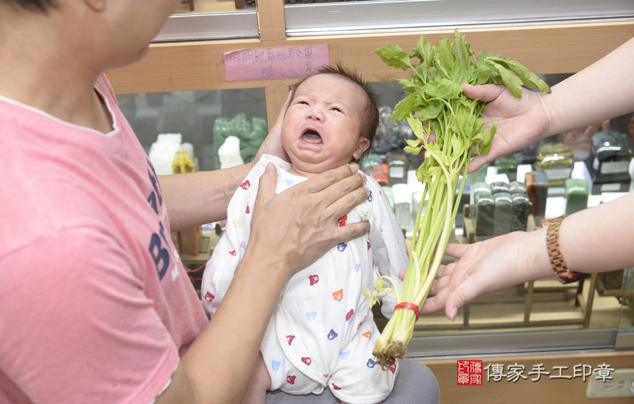 剃胎毛、滿月剃頭、嬰兒剃頭、嬰兒理髮、嬰兒剃髮、嬰兒剃胎毛、嬰兒滿月剃頭、楊寶寶剃頭、剃胎毛儀式、剃胎毛吉祥話、滿月剃頭儀式、滿月剃頭吉祥話、楊寶寶剃胎毛、楊寶寶滿月剃頭理髮、 新北市永和區剃胎毛、新北市永和區滿月剃頭、新北市永和區嬰兒剃頭剃胎毛、新北市永和區嬰兒理髮、新北市嬰兒剃髮、 楊寶寶(新北市永和區嬰兒楊寶寶滿月剃頭理髮、嬰兒剃胎毛儀式吉祥話)。中國風會場，爸媽寶貝穿「日中韓」古裝禮服。專業拍照、DVD光碟、證書。★購買「臍帶章、肚臍章、胎毛筆刷印章」贈送：剃頭、收涎、抓周，三選一。2021.09.21照片21