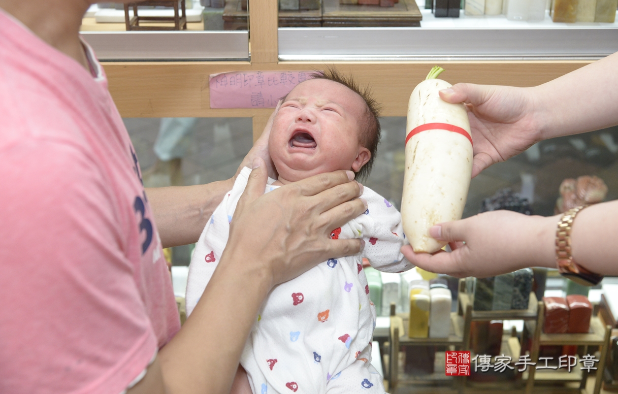 剃胎毛、滿月剃頭、嬰兒剃頭、嬰兒理髮、嬰兒剃髮、嬰兒剃胎毛、嬰兒滿月剃頭、楊寶寶剃頭、剃胎毛儀式、剃胎毛吉祥話、滿月剃頭儀式、滿月剃頭吉祥話、楊寶寶剃胎毛、楊寶寶滿月剃頭理髮、 新北市永和區剃胎毛、新北市永和區滿月剃頭、新北市永和區嬰兒剃頭剃胎毛、新北市永和區嬰兒理髮、新北市嬰兒剃髮、 楊寶寶(新北市永和區嬰兒楊寶寶滿月剃頭理髮、嬰兒剃胎毛儀式吉祥話)。中國風會場，爸媽寶貝穿「日中韓」古裝禮服。專業拍照、DVD光碟、證書。★購買「臍帶章、肚臍章、胎毛筆刷印章」贈送：剃頭、收涎、抓周，三選一。2021.09.21照片25