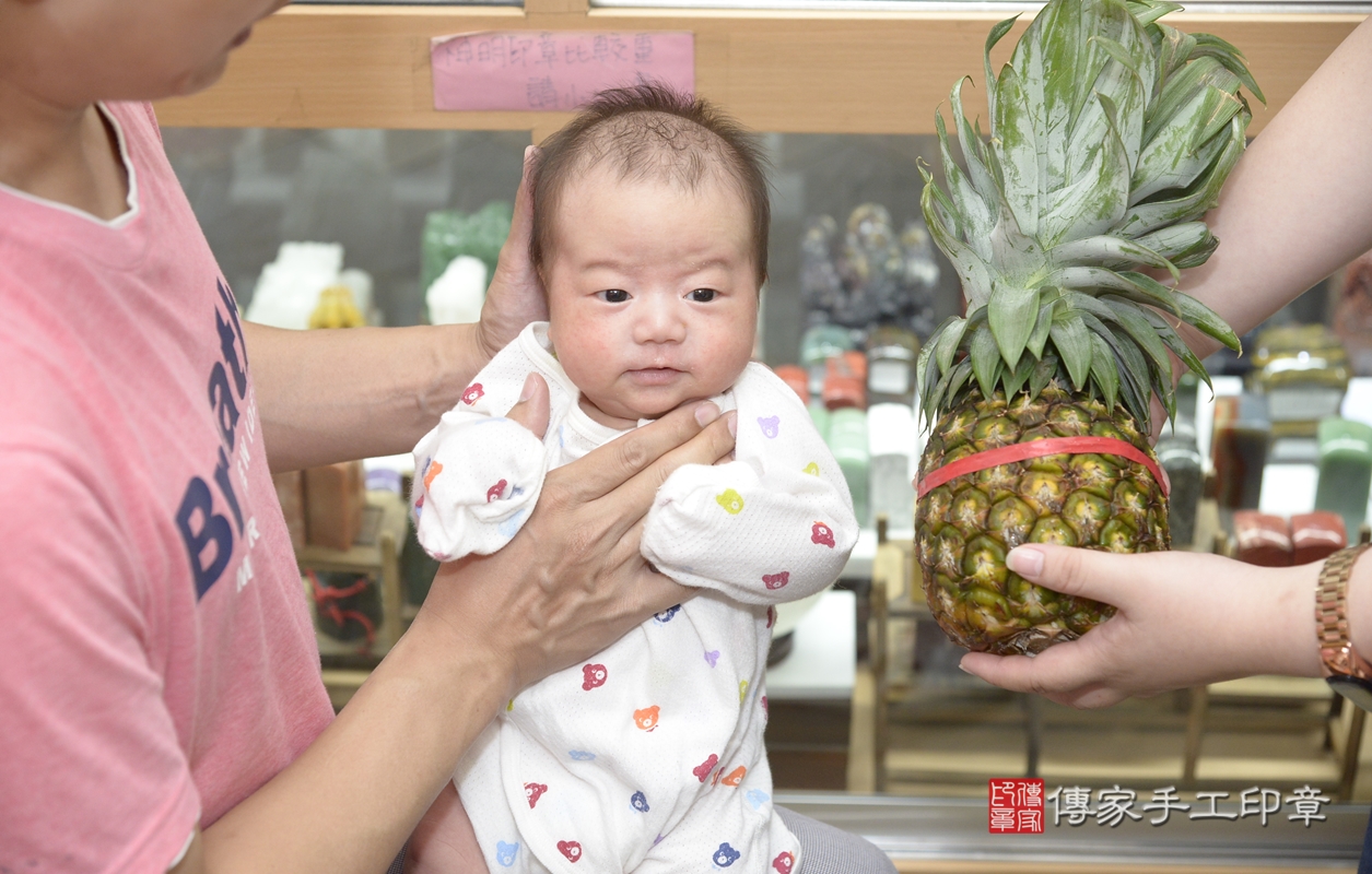 剃胎毛、滿月剃頭、嬰兒剃頭、嬰兒理髮、嬰兒剃髮、嬰兒剃胎毛、嬰兒滿月剃頭、楊寶寶剃頭、剃胎毛儀式、剃胎毛吉祥話、滿月剃頭儀式、滿月剃頭吉祥話、楊寶寶剃胎毛、楊寶寶滿月剃頭理髮、 新北市永和區剃胎毛、新北市永和區滿月剃頭、新北市永和區嬰兒剃頭剃胎毛、新北市永和區嬰兒理髮、新北市嬰兒剃髮、 楊寶寶(新北市永和區嬰兒楊寶寶滿月剃頭理髮、嬰兒剃胎毛儀式吉祥話)。中國風會場，爸媽寶貝穿「日中韓」古裝禮服。專業拍照、DVD光碟、證書。★購買「臍帶章、肚臍章、胎毛筆刷印章」贈送：剃頭、收涎、抓周，三選一。2021.09.21照片27