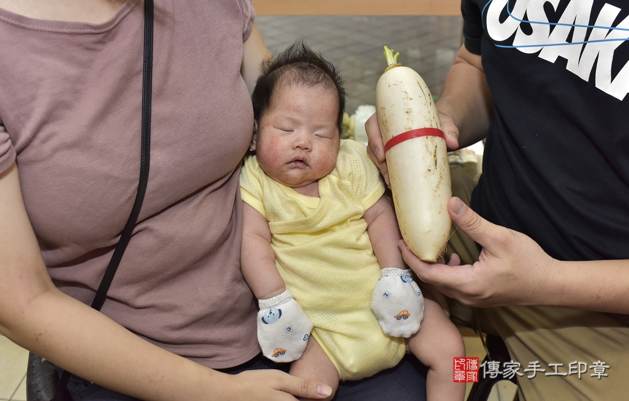 剃胎毛、滿月剃頭、嬰兒剃頭、嬰兒理髮、嬰兒剃髮、嬰兒剃胎毛、嬰兒滿月剃頭、唐寶寶剃頭、剃胎毛儀式、剃胎毛吉祥話、滿月剃頭儀式、滿月剃頭吉祥話、唐寶寶剃胎毛、唐寶寶滿月剃頭理髮、 新北市永和區剃胎毛、新北市永和區滿月剃頭、新北市永和區嬰兒剃頭剃胎毛、新北市永和區嬰兒理髮、新北市嬰兒剃髮、 唐寶寶(新北市永和區嬰兒唐寶寶滿月剃頭理髮、嬰兒剃胎毛儀式吉祥話)。中國風會場，爸媽寶貝穿「日中韓」古裝禮服。專業拍照、DVD光碟、證書。★購買「臍帶章、肚臍章、胎毛筆刷印章」贈送：剃頭、收涎、抓周，三選一。2021.09.23照片23