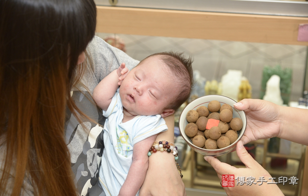 剃胎毛、滿月剃頭、嬰兒剃頭、嬰兒理髮、嬰兒剃髮、嬰兒剃胎毛、嬰兒滿月剃頭、陳寶寶剃頭、剃胎毛儀式、剃胎毛吉祥話、滿月剃頭儀式、滿月剃頭吉祥話、陳寶寶剃胎毛、陳寶寶滿月剃頭理髮、 新北市永和區剃胎毛、新北市永和區滿月剃頭、新北市永和區嬰兒剃頭剃胎毛、新北市永和區嬰兒理髮、新北市嬰兒剃髮、 陳寶寶(新北市永和區嬰兒陳寶寶滿月剃頭理髮、嬰兒剃胎毛儀式吉祥話)。中國風會場，爸媽寶貝穿「日中韓」古裝禮服。專業拍照、DVD光碟、證書。★購買「臍帶章、肚臍章、胎毛筆刷印章」贈送：剃頭、收涎、抓周，三選一。2021.09.24照片15