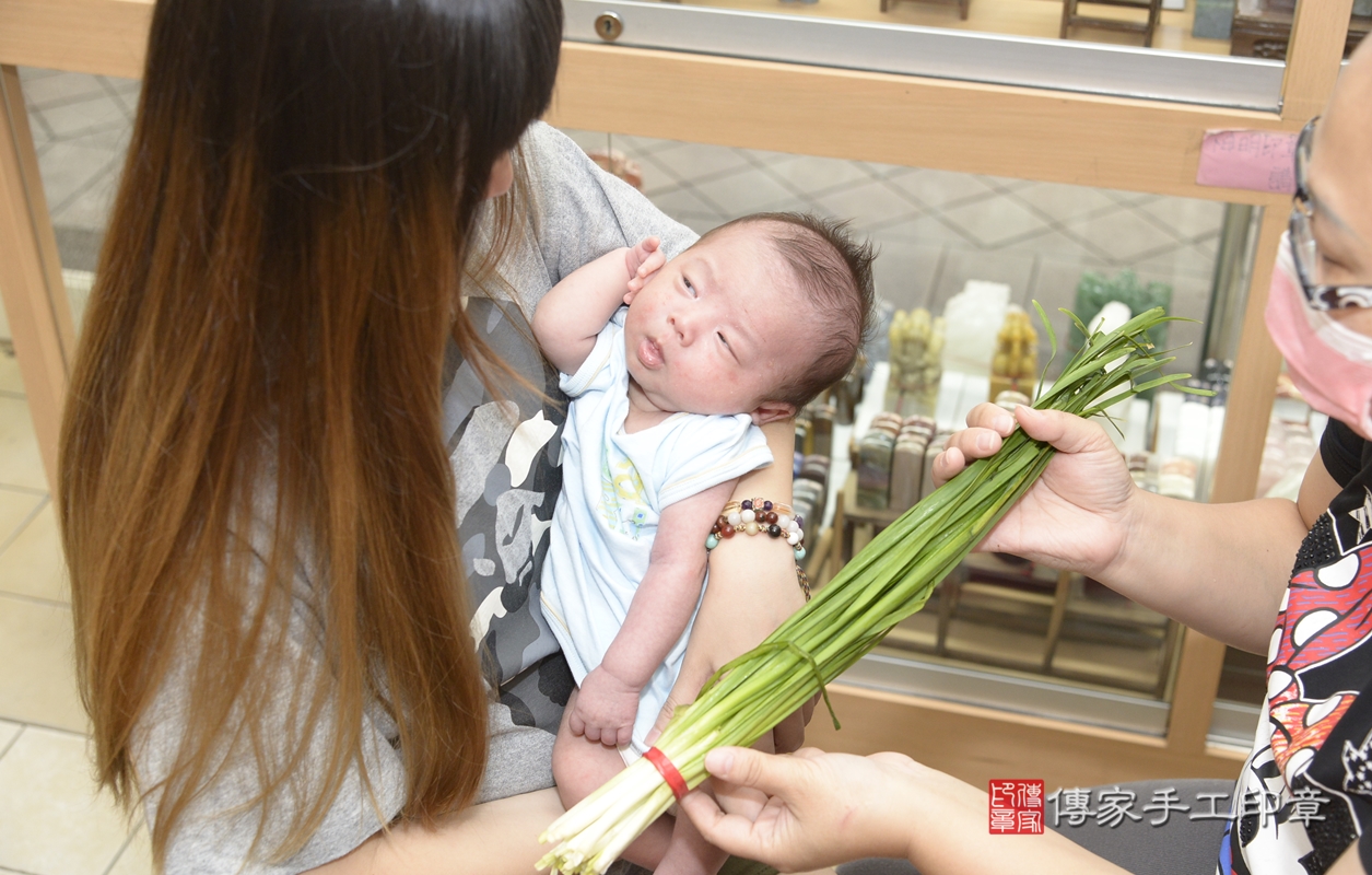 剃胎毛、滿月剃頭、嬰兒剃頭、嬰兒理髮、嬰兒剃髮、嬰兒剃胎毛、嬰兒滿月剃頭、陳寶寶剃頭、剃胎毛儀式、剃胎毛吉祥話、滿月剃頭儀式、滿月剃頭吉祥話、陳寶寶剃胎毛、陳寶寶滿月剃頭理髮、 新北市永和區剃胎毛、新北市永和區滿月剃頭、新北市永和區嬰兒剃頭剃胎毛、新北市永和區嬰兒理髮、新北市嬰兒剃髮、 陳寶寶(新北市永和區嬰兒陳寶寶滿月剃頭理髮、嬰兒剃胎毛儀式吉祥話)。中國風會場，爸媽寶貝穿「日中韓」古裝禮服。專業拍照、DVD光碟、證書。★購買「臍帶章、肚臍章、胎毛筆刷印章」贈送：剃頭、收涎、抓周，三選一。2021.09.24照片20