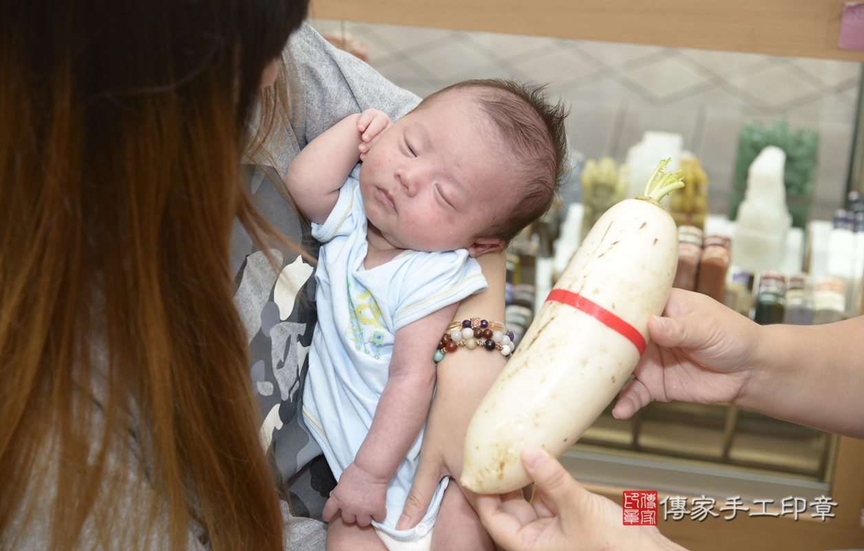 剃胎毛、滿月剃頭、嬰兒剃頭、嬰兒理髮、嬰兒剃髮、嬰兒剃胎毛、嬰兒滿月剃頭、陳寶寶剃頭、剃胎毛儀式、剃胎毛吉祥話、滿月剃頭儀式、滿月剃頭吉祥話、陳寶寶剃胎毛、陳寶寶滿月剃頭理髮、 新北市永和區剃胎毛、新北市永和區滿月剃頭、新北市永和區嬰兒剃頭剃胎毛、新北市永和區嬰兒理髮、新北市嬰兒剃髮、 陳寶寶(新北市永和區嬰兒陳寶寶滿月剃頭理髮、嬰兒剃胎毛儀式吉祥話)。中國風會場，爸媽寶貝穿「日中韓」古裝禮服。專業拍照、DVD光碟、證書。★購買「臍帶章、肚臍章、胎毛筆刷印章」贈送：剃頭、收涎、抓周，三選一。2021.09.24照片26