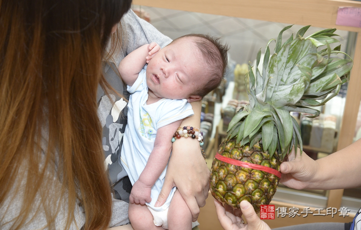 剃胎毛、滿月剃頭、嬰兒剃頭、嬰兒理髮、嬰兒剃髮、嬰兒剃胎毛、嬰兒滿月剃頭、陳寶寶剃頭、剃胎毛儀式、剃胎毛吉祥話、滿月剃頭儀式、滿月剃頭吉祥話、陳寶寶剃胎毛、陳寶寶滿月剃頭理髮、 新北市永和區剃胎毛、新北市永和區滿月剃頭、新北市永和區嬰兒剃頭剃胎毛、新北市永和區嬰兒理髮、新北市嬰兒剃髮、 陳寶寶(新北市永和區嬰兒陳寶寶滿月剃頭理髮、嬰兒剃胎毛儀式吉祥話)。中國風會場，爸媽寶貝穿「日中韓」古裝禮服。專業拍照、DVD光碟、證書。★購買「臍帶章、肚臍章、胎毛筆刷印章」贈送：剃頭、收涎、抓周，三選一。2021.09.24照片28