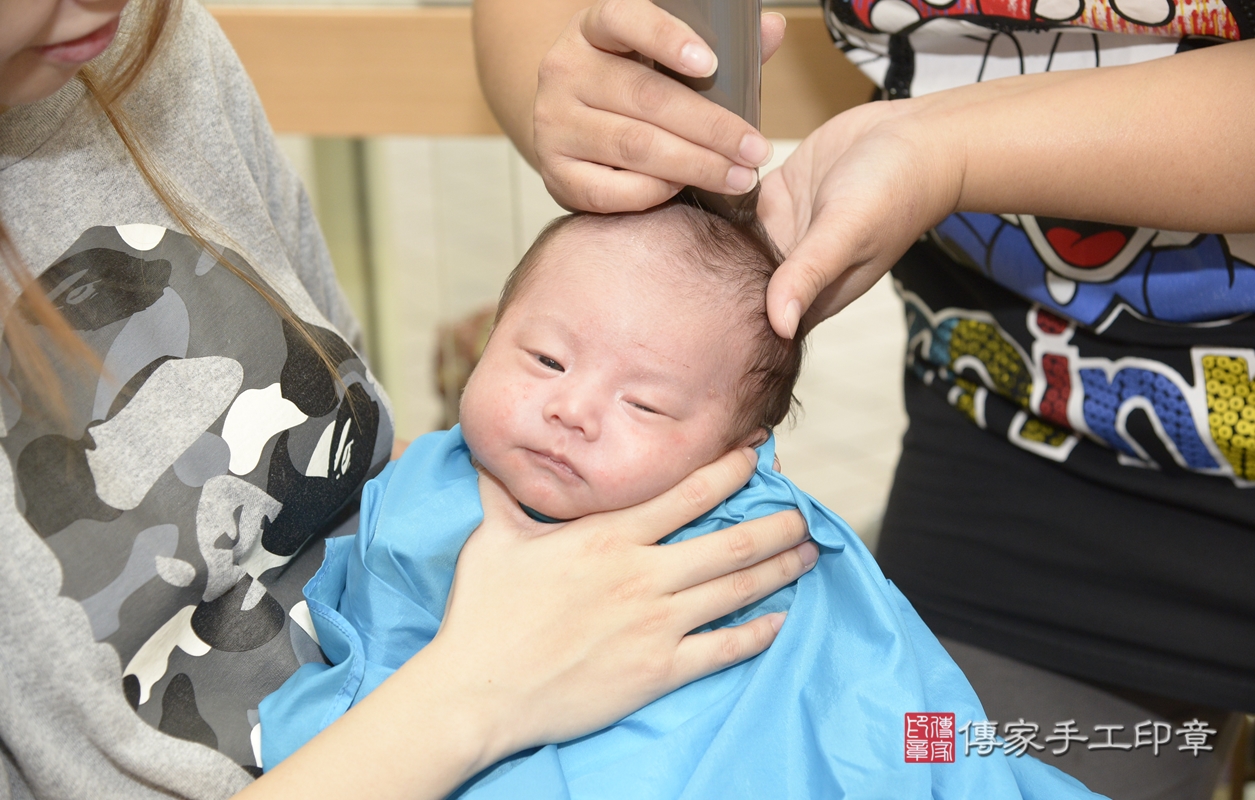 剃胎毛、滿月剃頭、嬰兒剃頭、嬰兒理髮、嬰兒剃髮、嬰兒剃胎毛、嬰兒滿月剃頭、陳寶寶剃頭、剃胎毛儀式、剃胎毛吉祥話、滿月剃頭儀式、滿月剃頭吉祥話、陳寶寶剃胎毛、陳寶寶滿月剃頭理髮、 新北市永和區剃胎毛、新北市永和區滿月剃頭、新北市永和區嬰兒剃頭剃胎毛、新北市永和區嬰兒理髮、新北市嬰兒剃髮、 陳寶寶(新北市永和區嬰兒陳寶寶滿月剃頭理髮、嬰兒剃胎毛儀式吉祥話)。中國風會場，爸媽寶貝穿「日中韓」古裝禮服。專業拍照、DVD光碟、證書。★購買「臍帶章、肚臍章、胎毛筆刷印章」贈送：剃頭、收涎、抓周，三選一。2021.09.24照片35