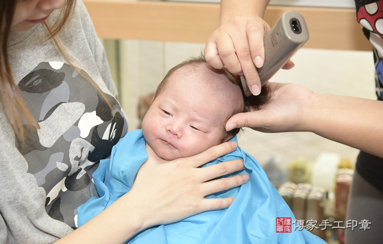 剃胎毛、滿月剃頭、嬰兒剃頭、嬰兒理髮、嬰兒剃髮、嬰兒剃胎毛、嬰兒滿月剃頭、陳寶寶剃頭、剃胎毛儀式、剃胎毛吉祥話、滿月剃頭儀式、滿月剃頭吉祥話、陳寶寶剃胎毛、陳寶寶滿月剃頭理髮、 新北市永和區剃胎毛、新北市永和區滿月剃頭、新北市永和區嬰兒剃頭剃胎毛、新北市永和區嬰兒理髮、新北市嬰兒剃髮、 陳寶寶(新北市永和區嬰兒陳寶寶滿月剃頭理髮、嬰兒剃胎毛儀式吉祥話)。中國風會場，爸媽寶貝穿「日中韓」古裝禮服。專業拍照、DVD光碟、證書。★購買「臍帶章、肚臍章、胎毛筆刷印章」贈送：剃頭、收涎、抓周，三選一。2021.09.24照片37