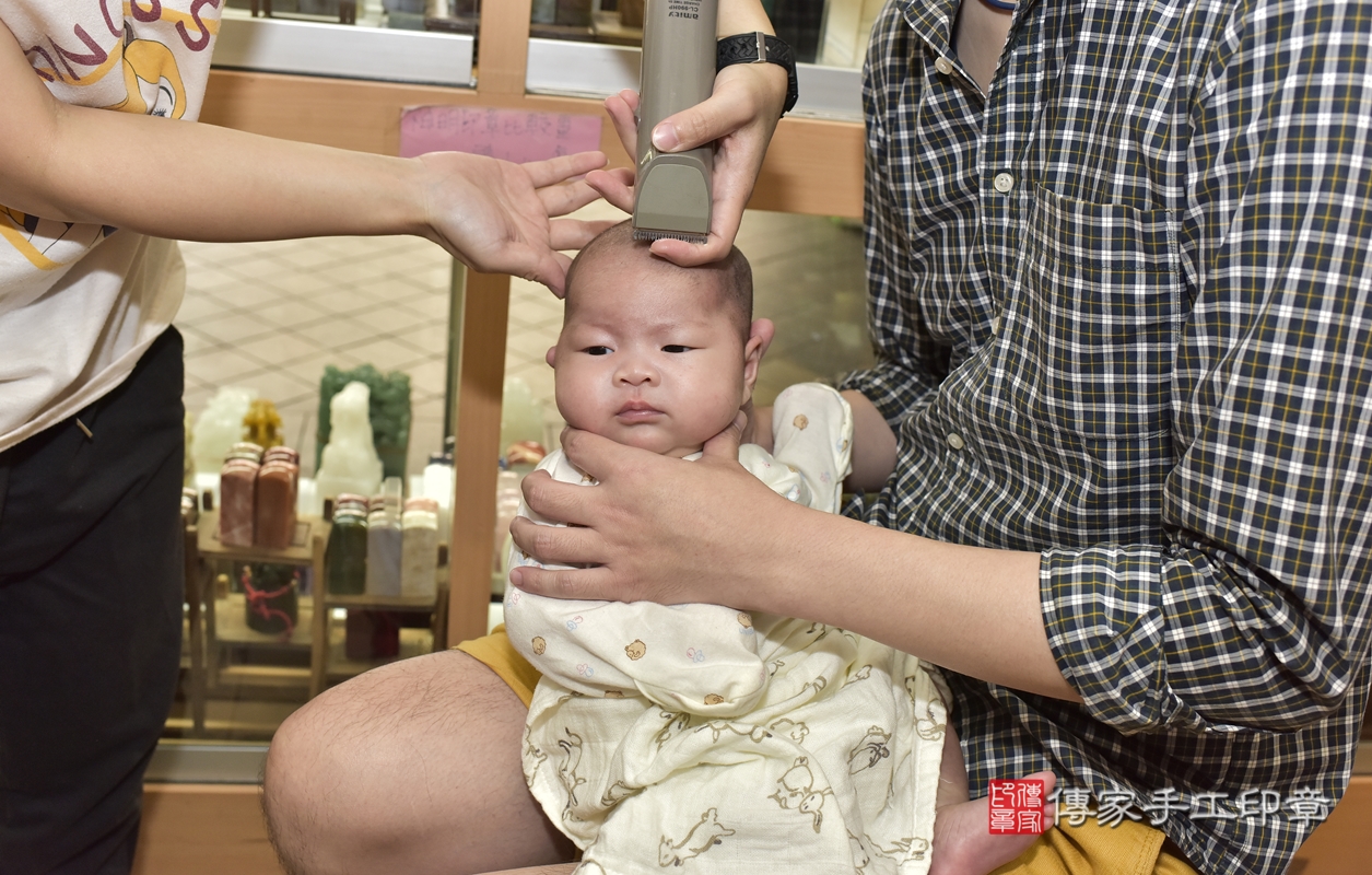 剃胎毛、滿月剃頭、嬰兒剃頭、嬰兒理髮、嬰兒剃髮、嬰兒剃胎毛、嬰兒滿月剃頭、李寶寶剃頭、剃胎毛儀式、剃胎毛吉祥話、滿月剃頭儀式、滿月剃頭吉祥話、李寶寶剃胎毛、李寶寶滿月剃頭理髮、 新北市永和區剃胎毛、新北市永和區滿月剃頭、新北市永和區嬰兒剃頭剃胎毛、新北市永和區嬰兒理髮、新北市嬰兒剃髮、 李寶寶(新北市永和區嬰兒李寶寶滿月剃頭理髮、嬰兒剃胎毛儀式吉祥話)。中國風會場，爸媽寶貝穿「日中韓」古裝禮服。專業拍照、DVD光碟、證書。★購買「臍帶章、肚臍章、胎毛筆刷印章」贈送：剃頭、收涎、抓周，三選一。2021.09.26照片39