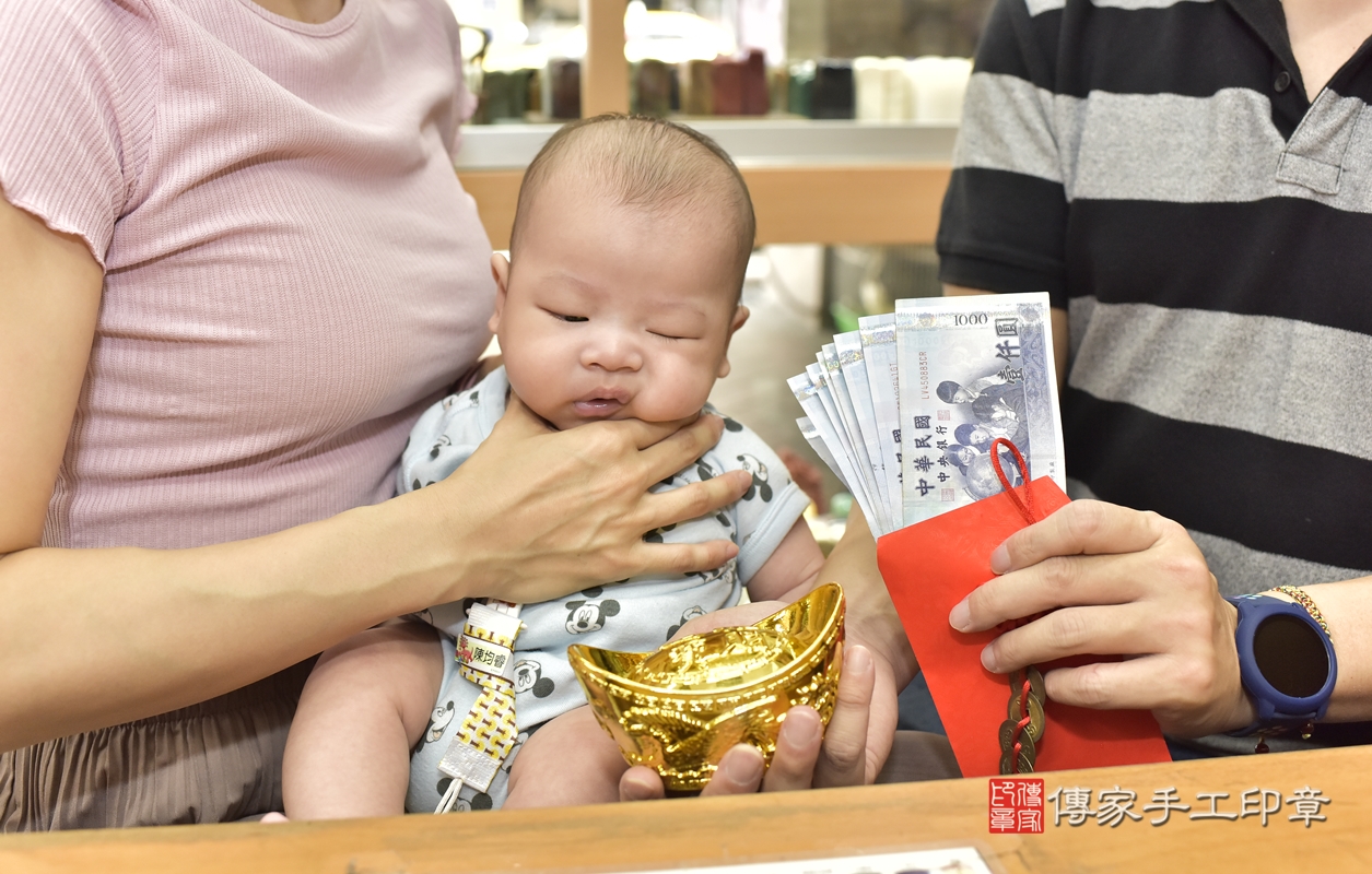 剃胎毛、滿月剃頭、嬰兒剃頭、嬰兒理髮、嬰兒剃髮、嬰兒剃胎毛、嬰兒滿月剃頭、陳寶寶剃頭、剃胎毛儀式、剃胎毛吉祥話、滿月剃頭儀式、滿月剃頭吉祥話、陳寶寶剃胎毛、陳寶寶滿月剃頭理髮、 新北市永和區剃胎毛、新北市永和區滿月剃頭、新北市永和區嬰兒剃頭剃胎毛、新北市永和區嬰兒理髮、新北市嬰兒剃髮、 陳寶寶(新北市永和區嬰兒陳寶寶滿月剃頭理髮、嬰兒剃胎毛儀式吉祥話)。中國風會場，爸媽寶貝穿「日中韓」古裝禮服。專業拍照、DVD光碟、證書。★購買「臍帶章、肚臍章、胎毛筆刷印章」贈送：剃頭、收涎、抓周，三選一。2021.10.01照片29