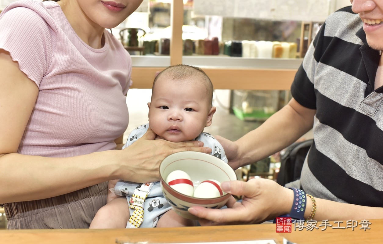 剃胎毛、滿月剃頭、嬰兒剃頭、嬰兒理髮、嬰兒剃髮、嬰兒剃胎毛、嬰兒滿月剃頭、陳寶寶剃頭、剃胎毛儀式、剃胎毛吉祥話、滿月剃頭儀式、滿月剃頭吉祥話、陳寶寶剃胎毛、陳寶寶滿月剃頭理髮、 新北市永和區剃胎毛、新北市永和區滿月剃頭、新北市永和區嬰兒剃頭剃胎毛、新北市永和區嬰兒理髮、新北市嬰兒剃髮、 陳寶寶(新北市永和區嬰兒陳寶寶滿月剃頭理髮、嬰兒剃胎毛儀式吉祥話)。中國風會場，爸媽寶貝穿「日中韓」古裝禮服。專業拍照、DVD光碟、證書。★購買「臍帶章、肚臍章、胎毛筆刷印章」贈送：剃頭、收涎、抓周，三選一。2021.10.01照片8