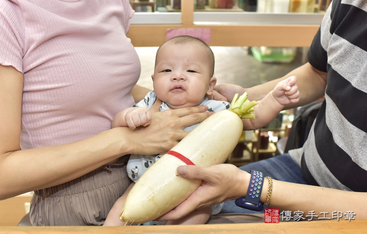 剃胎毛、滿月剃頭、嬰兒剃頭、嬰兒理髮、嬰兒剃髮、嬰兒剃胎毛、嬰兒滿月剃頭、陳寶寶剃頭、剃胎毛儀式、剃胎毛吉祥話、滿月剃頭儀式、滿月剃頭吉祥話、陳寶寶剃胎毛、陳寶寶滿月剃頭理髮、 新北市永和區剃胎毛、新北市永和區滿月剃頭、新北市永和區嬰兒剃頭剃胎毛、新北市永和區嬰兒理髮、新北市嬰兒剃髮、 陳寶寶(新北市永和區嬰兒陳寶寶滿月剃頭理髮、嬰兒剃胎毛儀式吉祥話)。中國風會場，爸媽寶貝穿「日中韓」古裝禮服。專業拍照、DVD光碟、證書。★購買「臍帶章、肚臍章、胎毛筆刷印章」贈送：剃頭、收涎、抓周，三選一。2021.10.01照片25