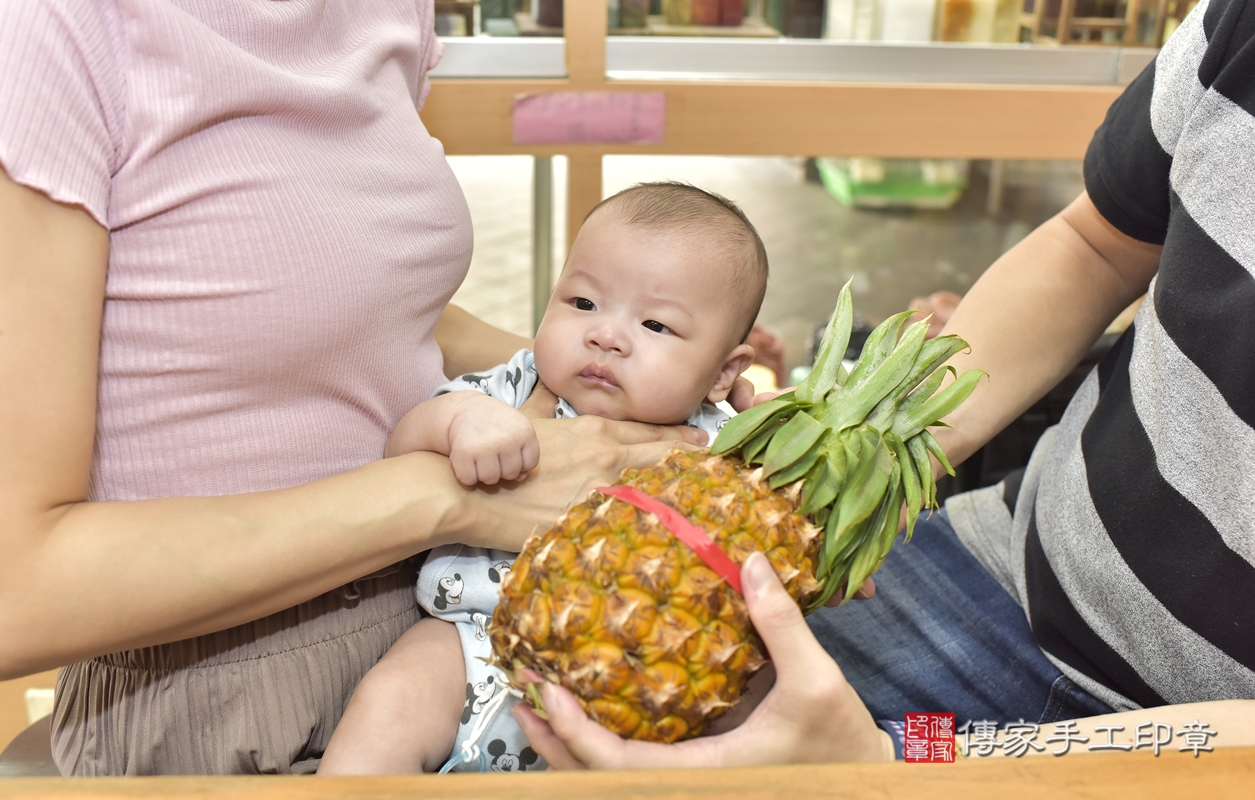 剃胎毛、滿月剃頭、嬰兒剃頭、嬰兒理髮、嬰兒剃髮、嬰兒剃胎毛、嬰兒滿月剃頭、陳寶寶剃頭、剃胎毛儀式、剃胎毛吉祥話、滿月剃頭儀式、滿月剃頭吉祥話、陳寶寶剃胎毛、陳寶寶滿月剃頭理髮、 新北市永和區剃胎毛、新北市永和區滿月剃頭、新北市永和區嬰兒剃頭剃胎毛、新北市永和區嬰兒理髮、新北市嬰兒剃髮、 陳寶寶(新北市永和區嬰兒陳寶寶滿月剃頭理髮、嬰兒剃胎毛儀式吉祥話)。中國風會場，爸媽寶貝穿「日中韓」古裝禮服。專業拍照、DVD光碟、證書。★購買「臍帶章、肚臍章、胎毛筆刷印章」贈送：剃頭、收涎、抓周，三選一。2021.10.01照片27